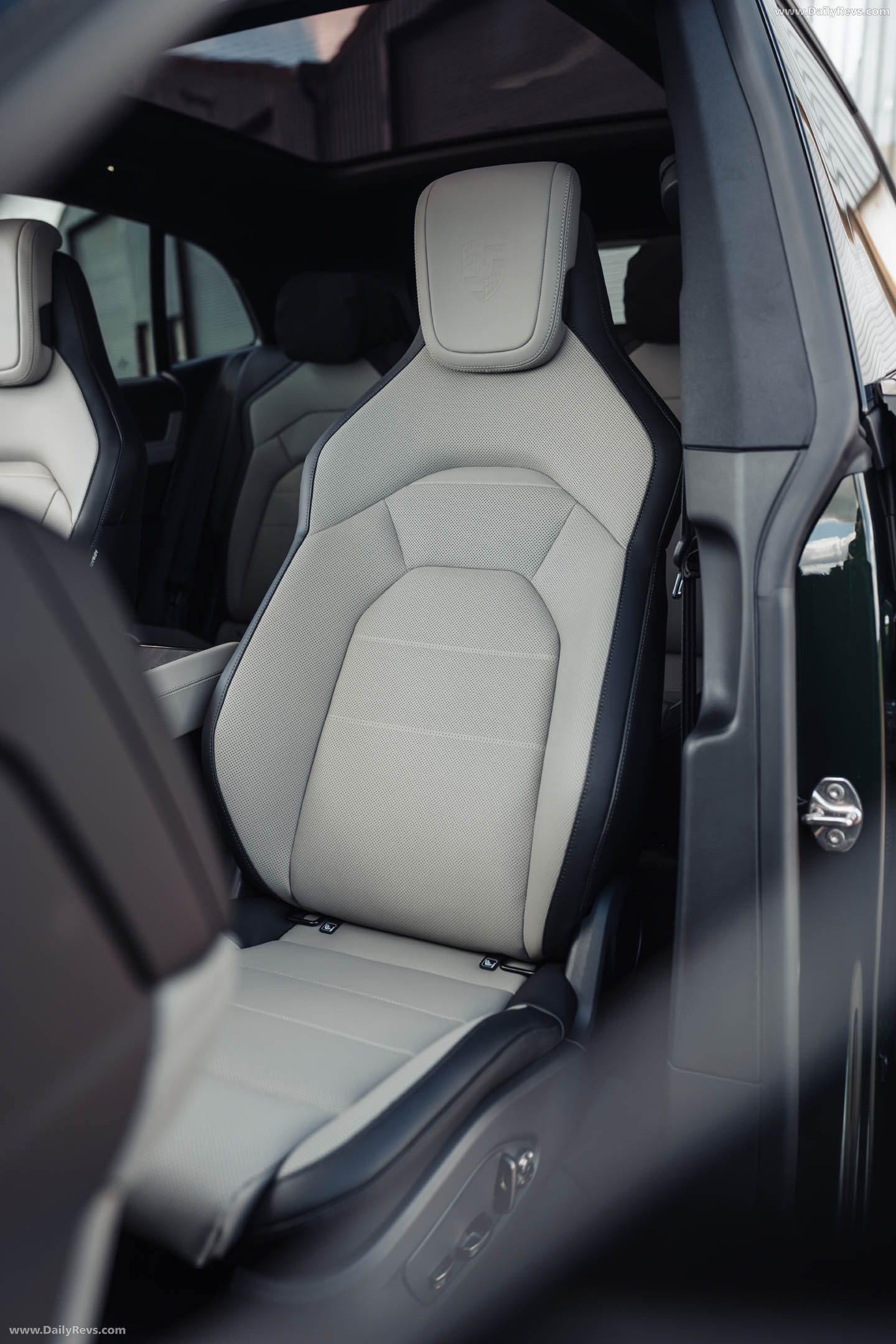 2027 Porsche Cayenne S Electric E4 UK Version Interior