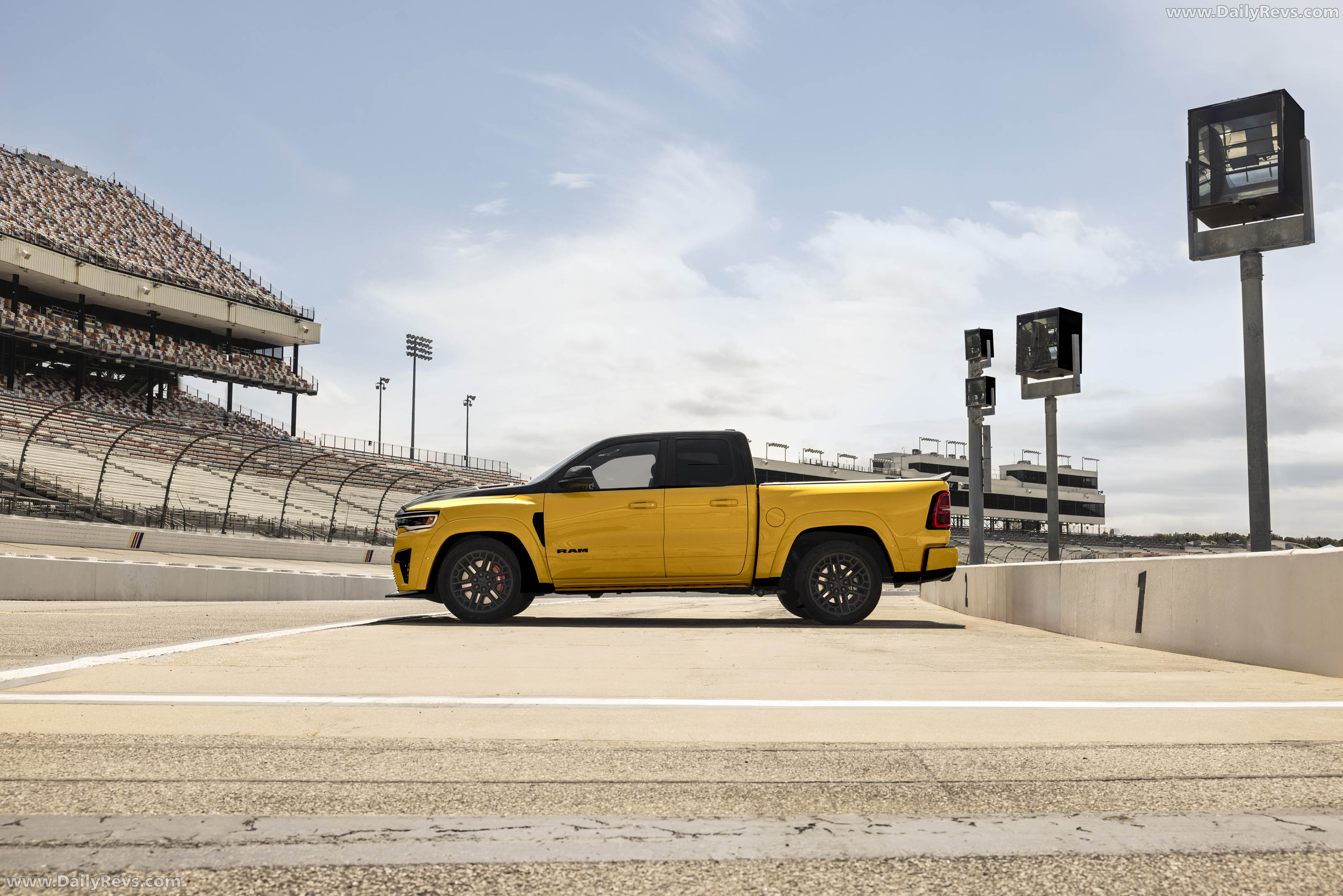 2027 RAM 1500 Rumble Bee SRT Side View