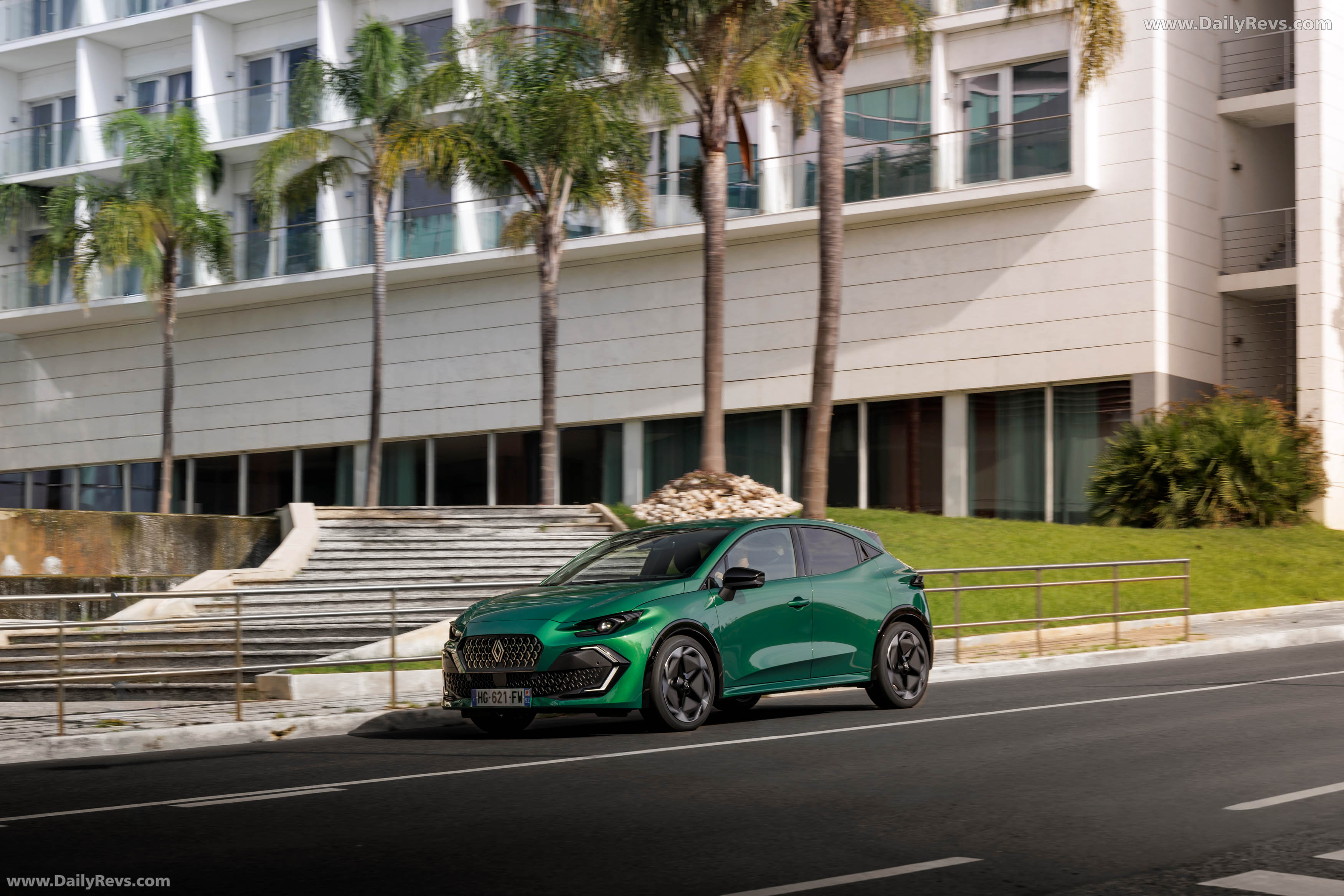 2025 Renault Clio E-Tech Techno Absolute Green Front View
