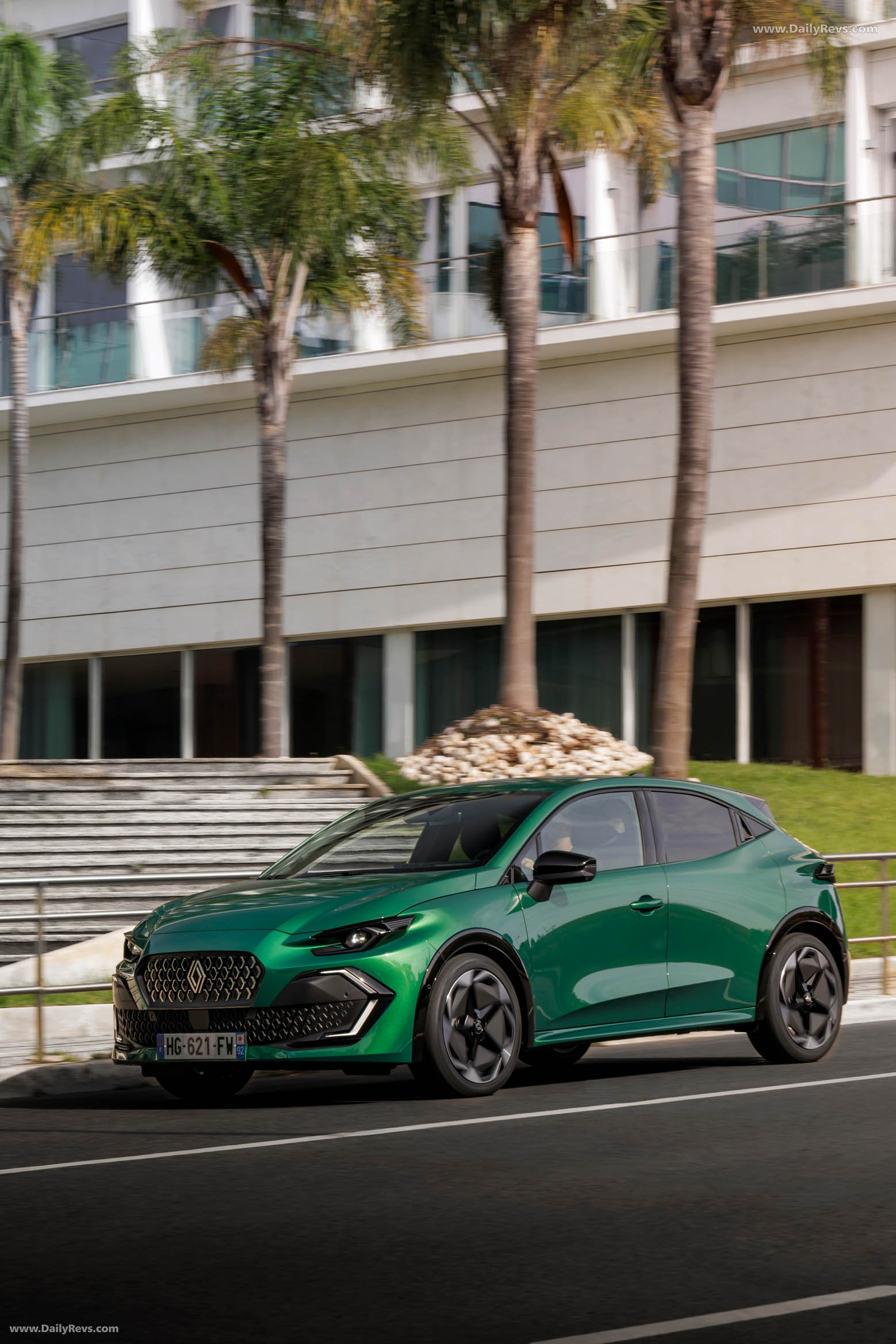 2025 Renault Clio E-Tech Techno Absolute Green Front View