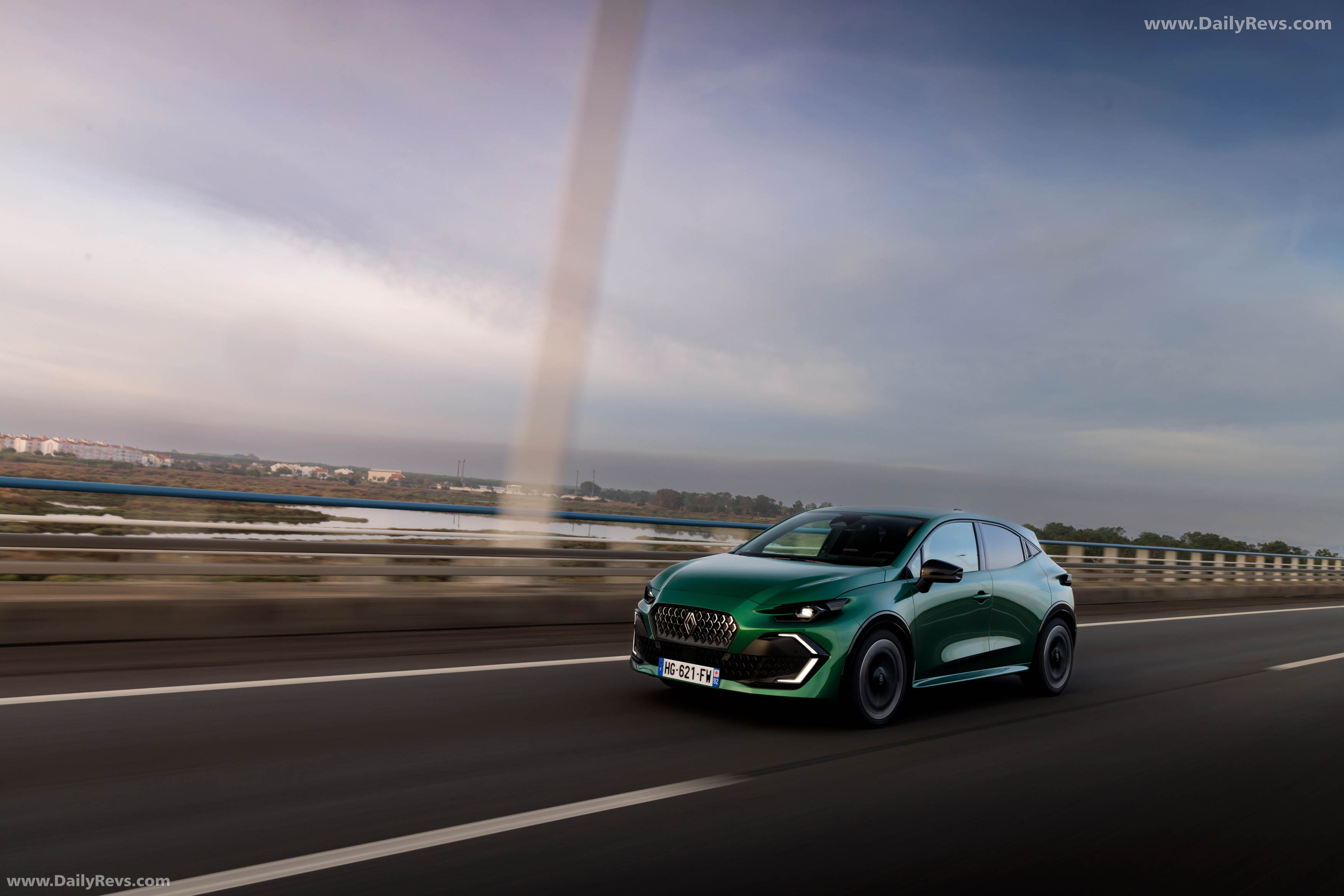 2025 Renault Clio E-Tech Techno Absolute Green Front View
