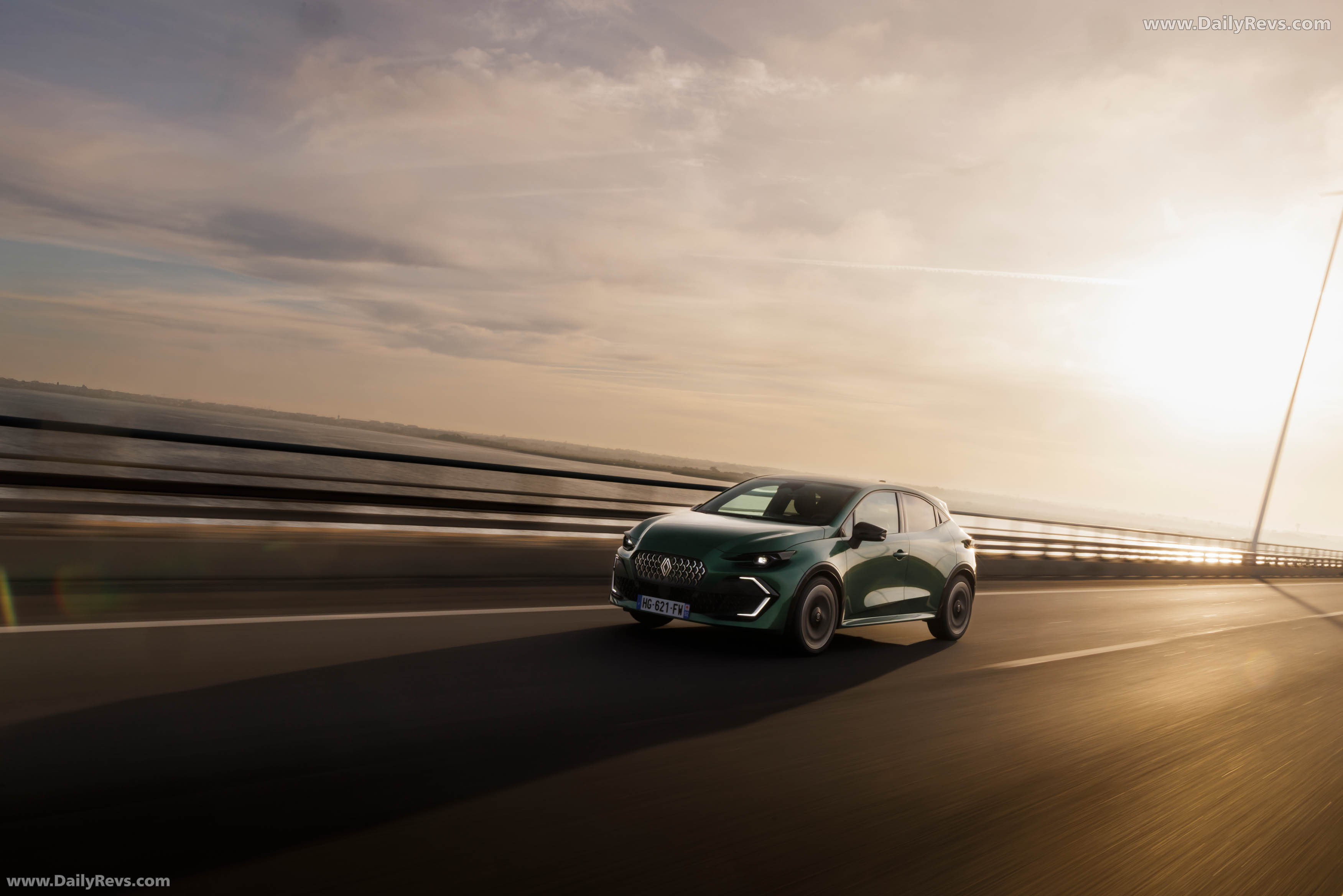 2025 Renault Clio E-Tech Techno Absolute Green Front View