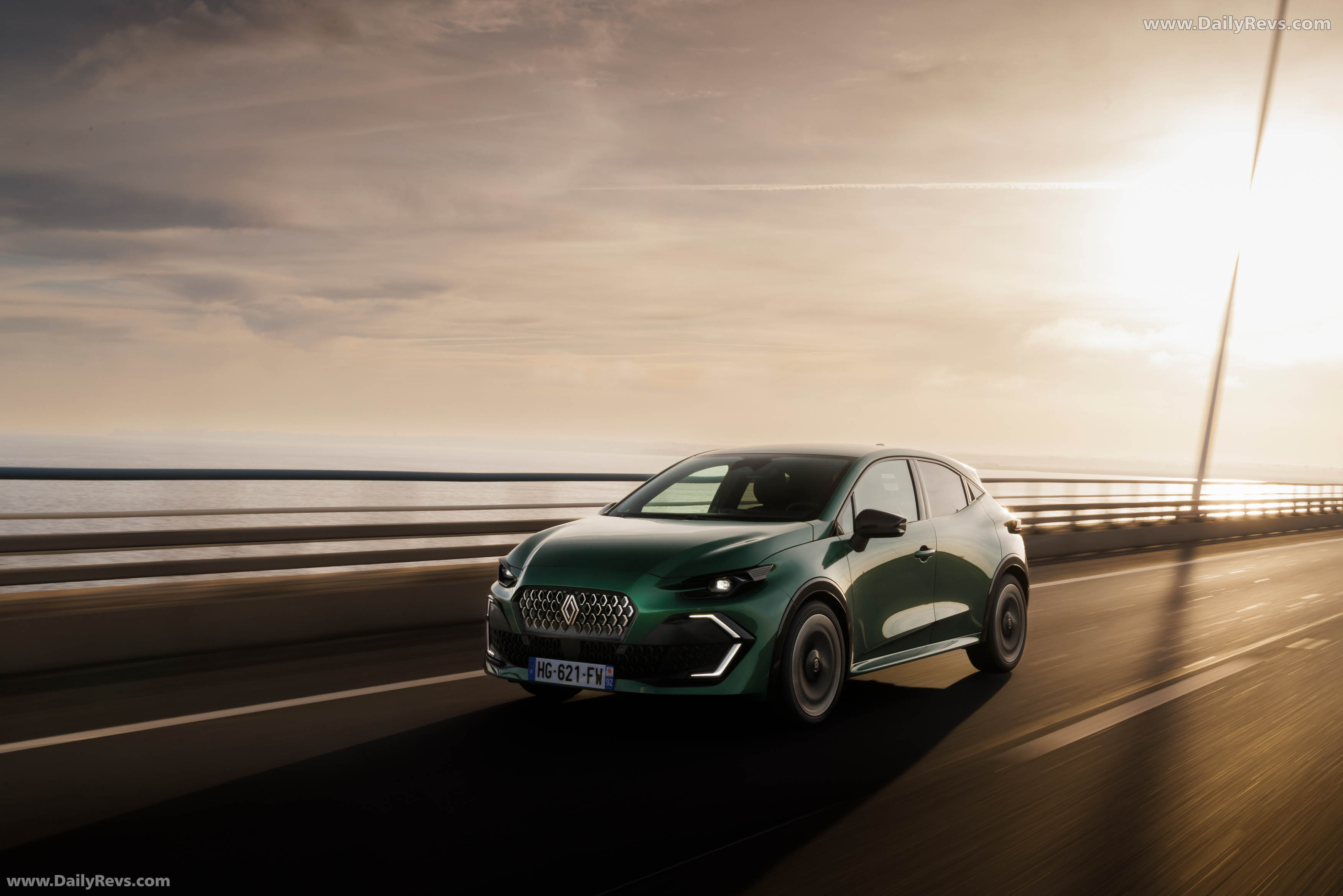 2025 Renault Clio E-Tech Techno Absolute Green Front View