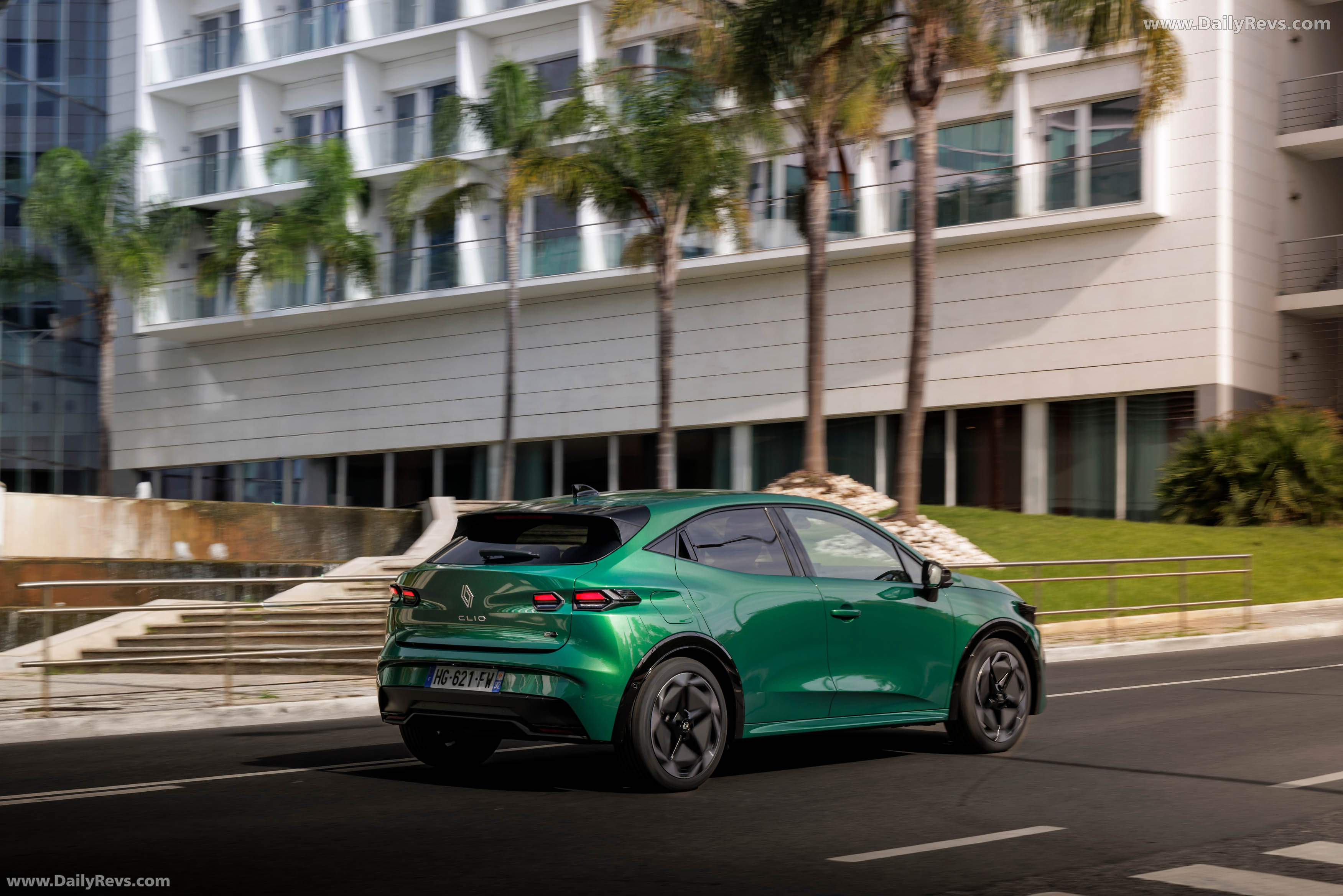 2025 Renault Clio E-Tech Techno Absolute Green Rear View