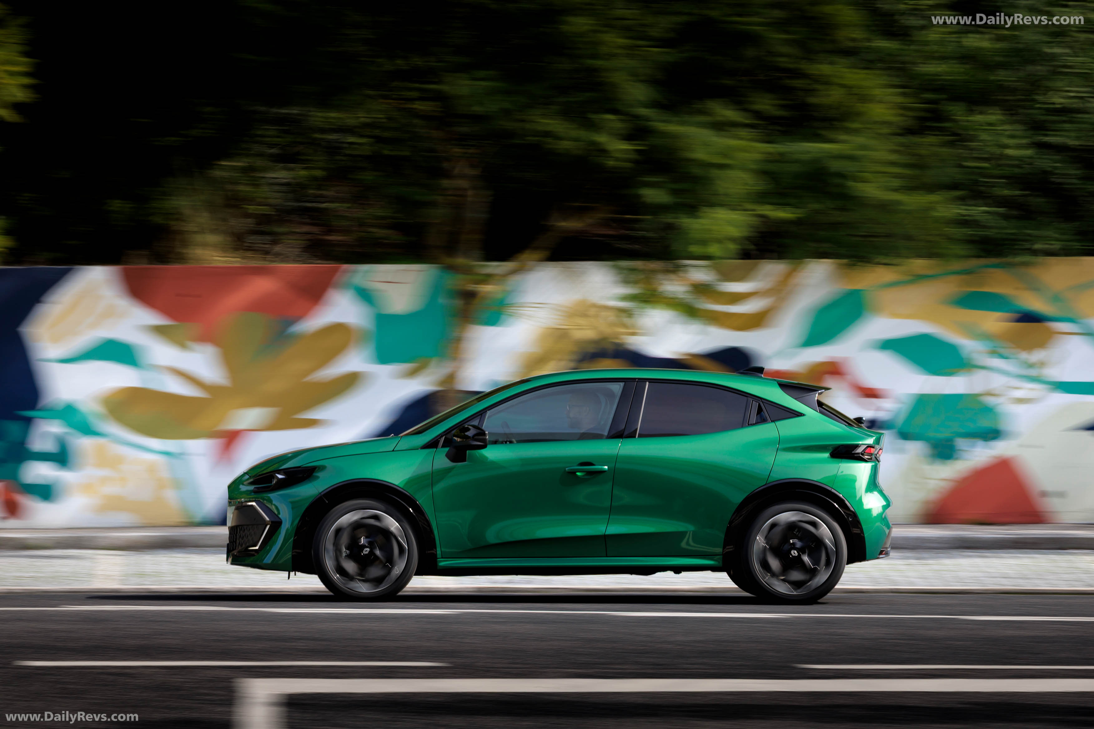 2025 Renault Clio E-Tech Techno Absolute Green Side View