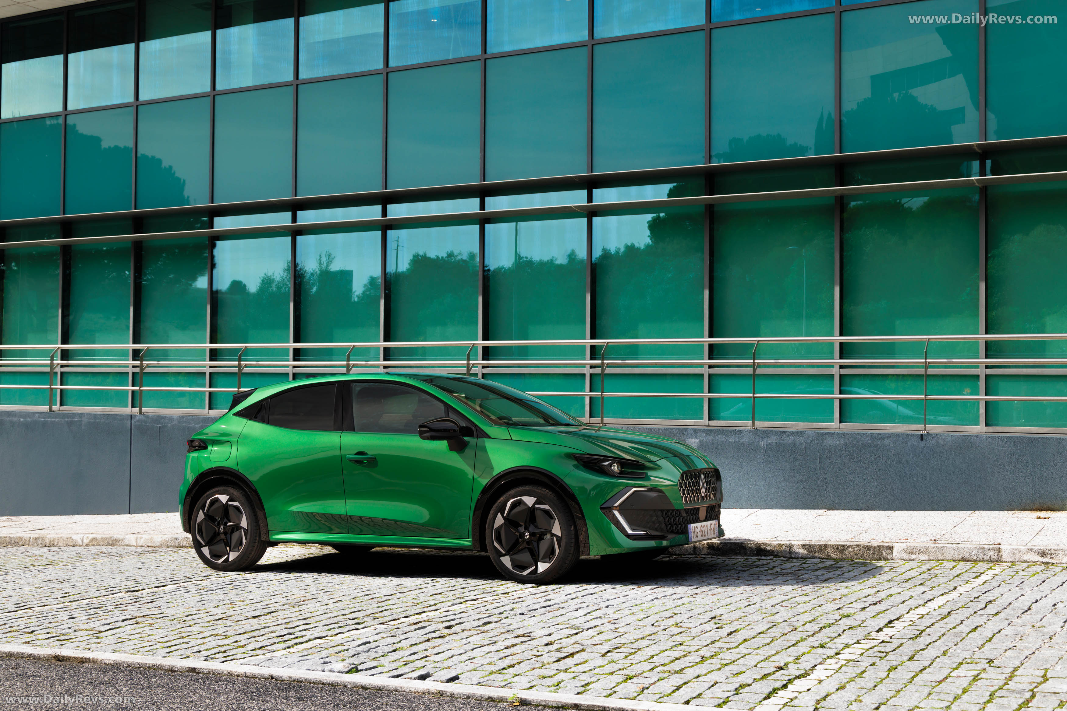 2025 Renault Clio E-Tech Techno Absolute Green Side View