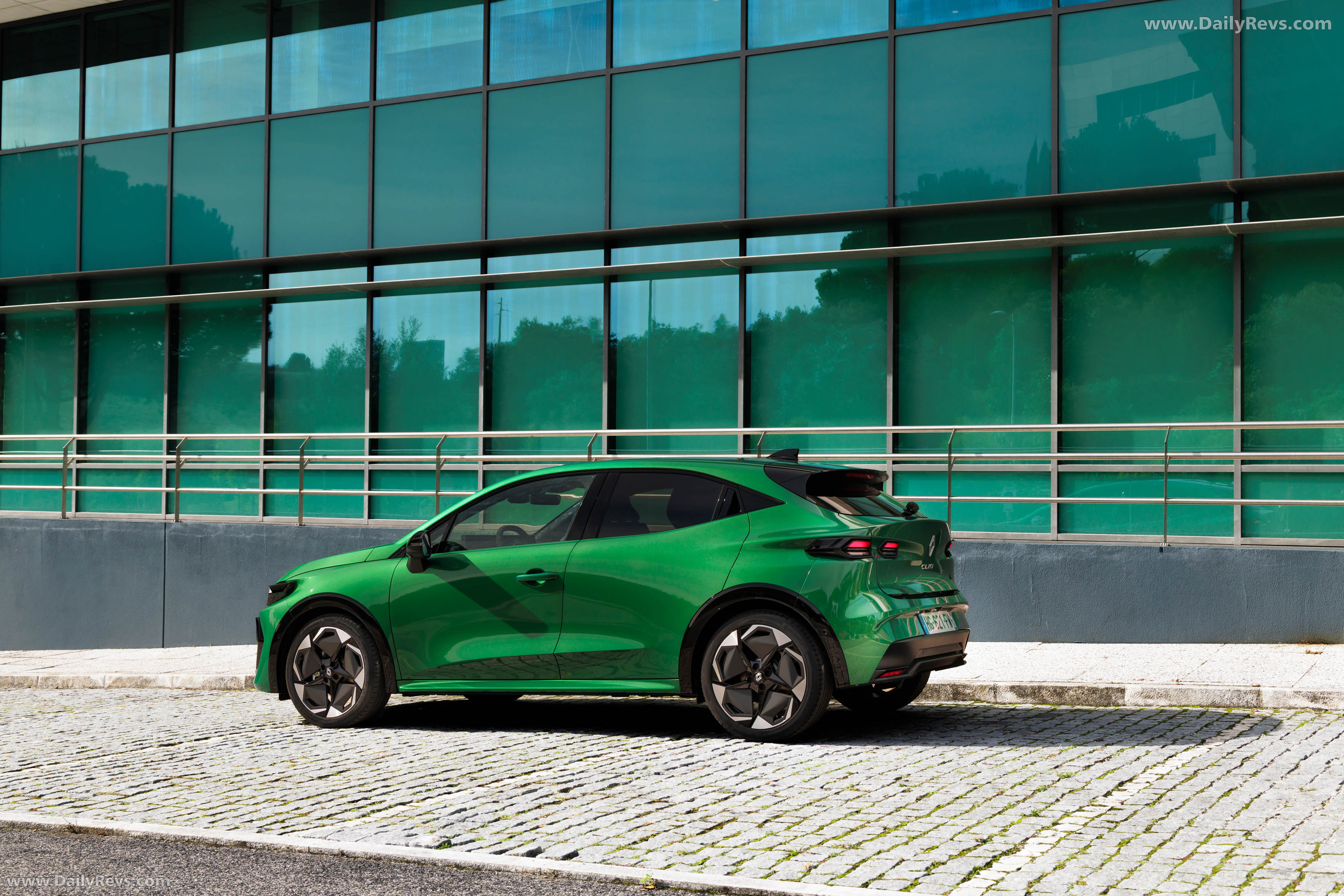 2025 Renault Clio E-Tech Techno Absolute Green Side View