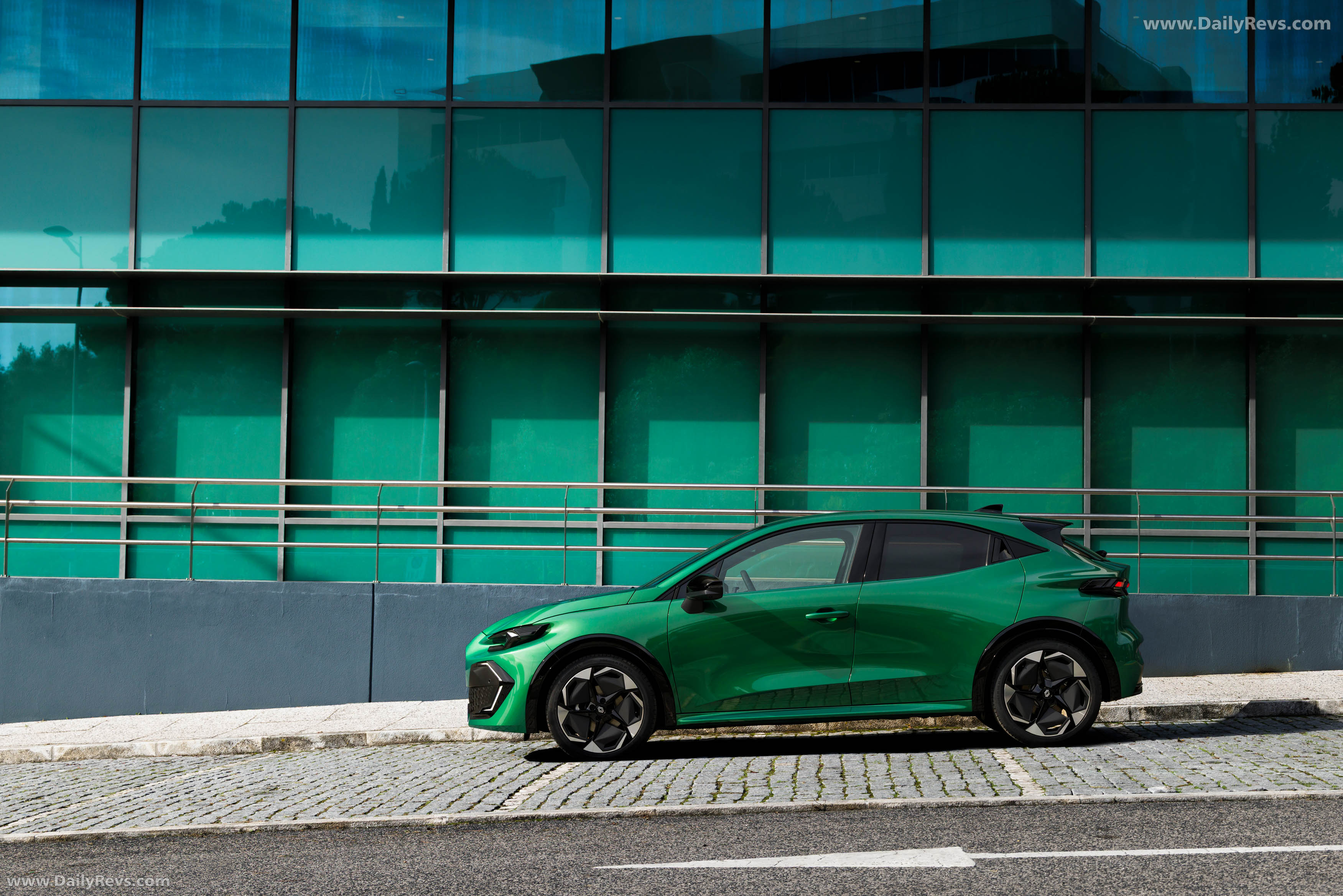 2025 Renault Clio E-Tech Techno Absolute Green Side View
