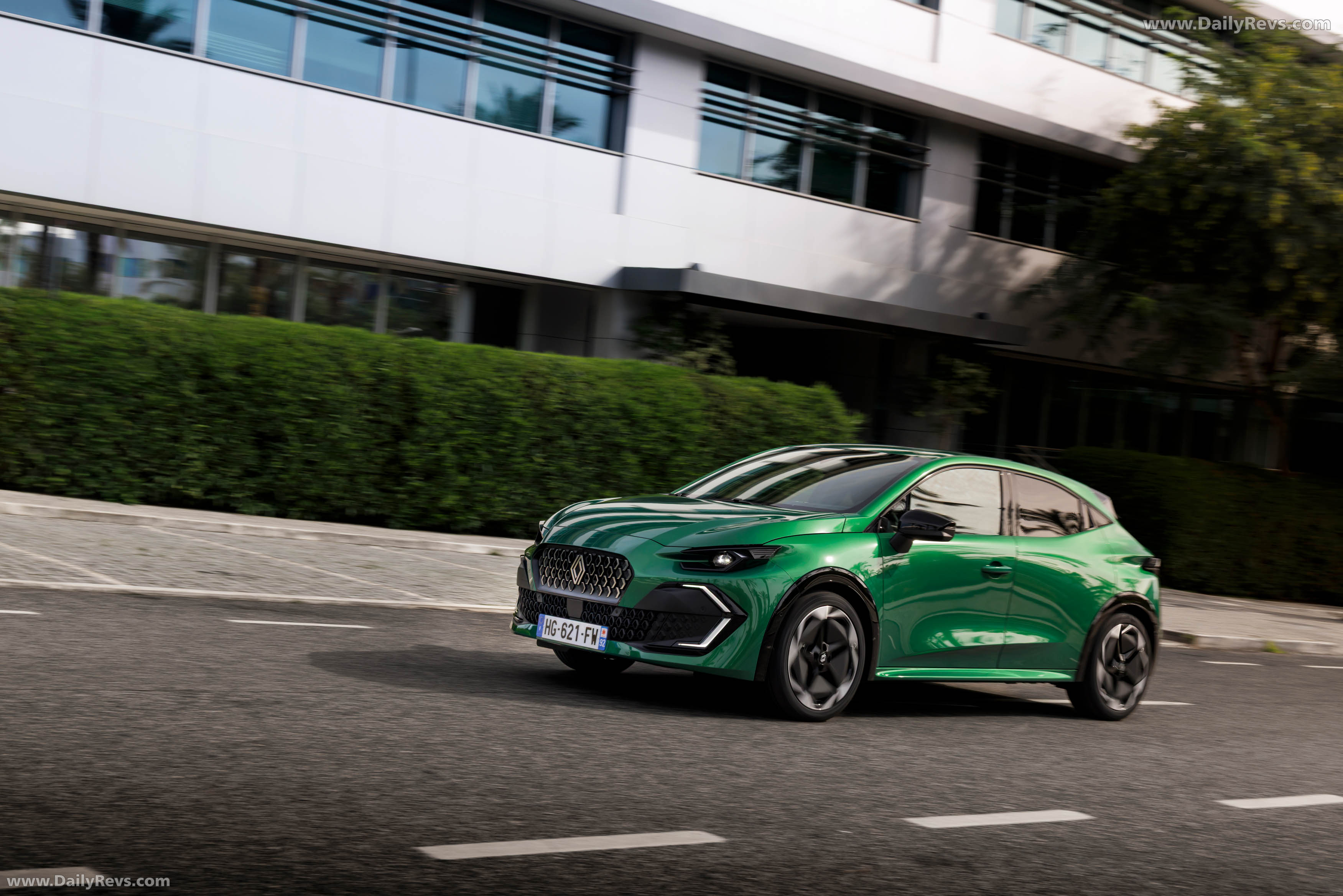 2025 Renault Clio E-Tech Techno Absolute Green Side View