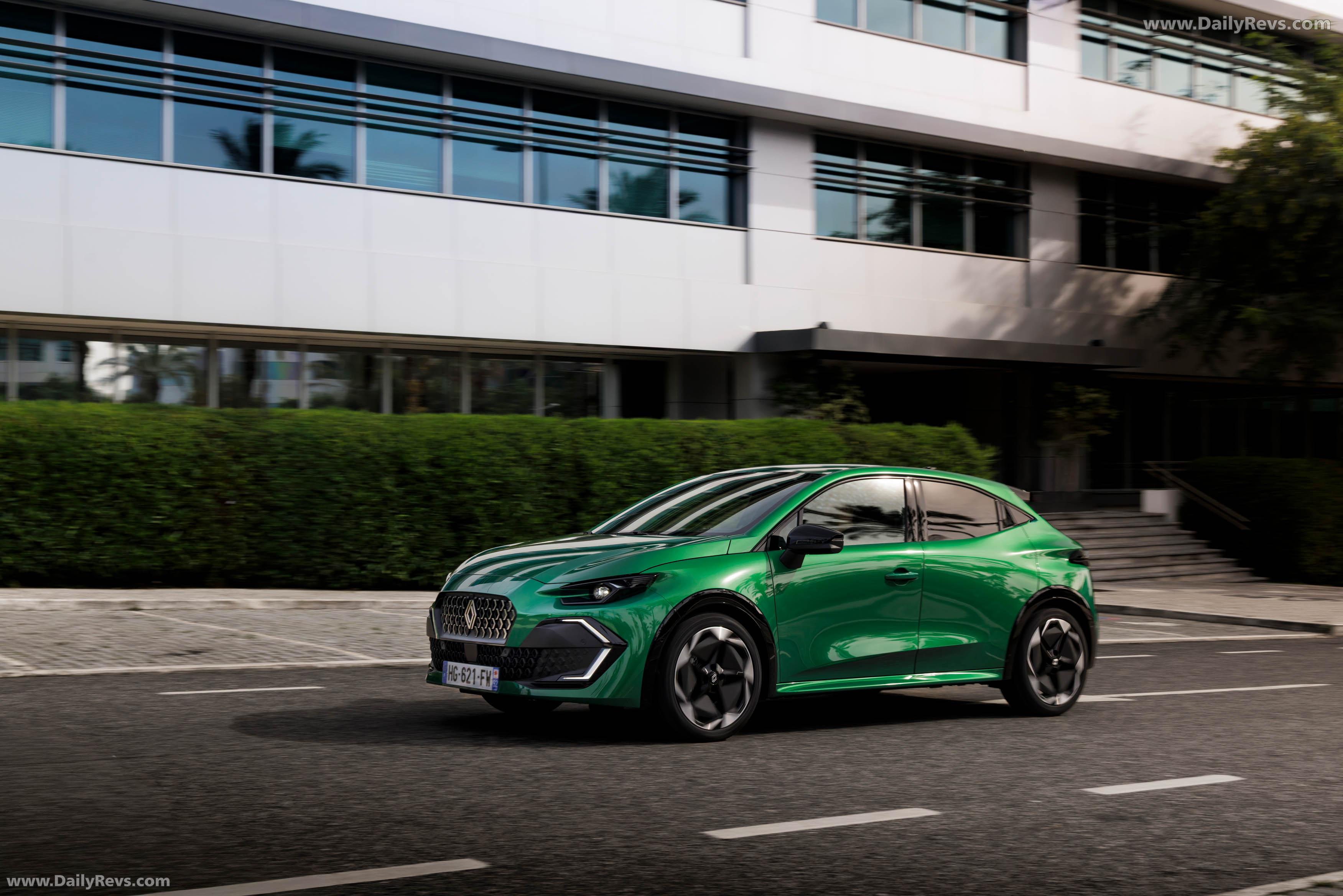 2025 Renault Clio E-Tech Techno Absolute Green Side View