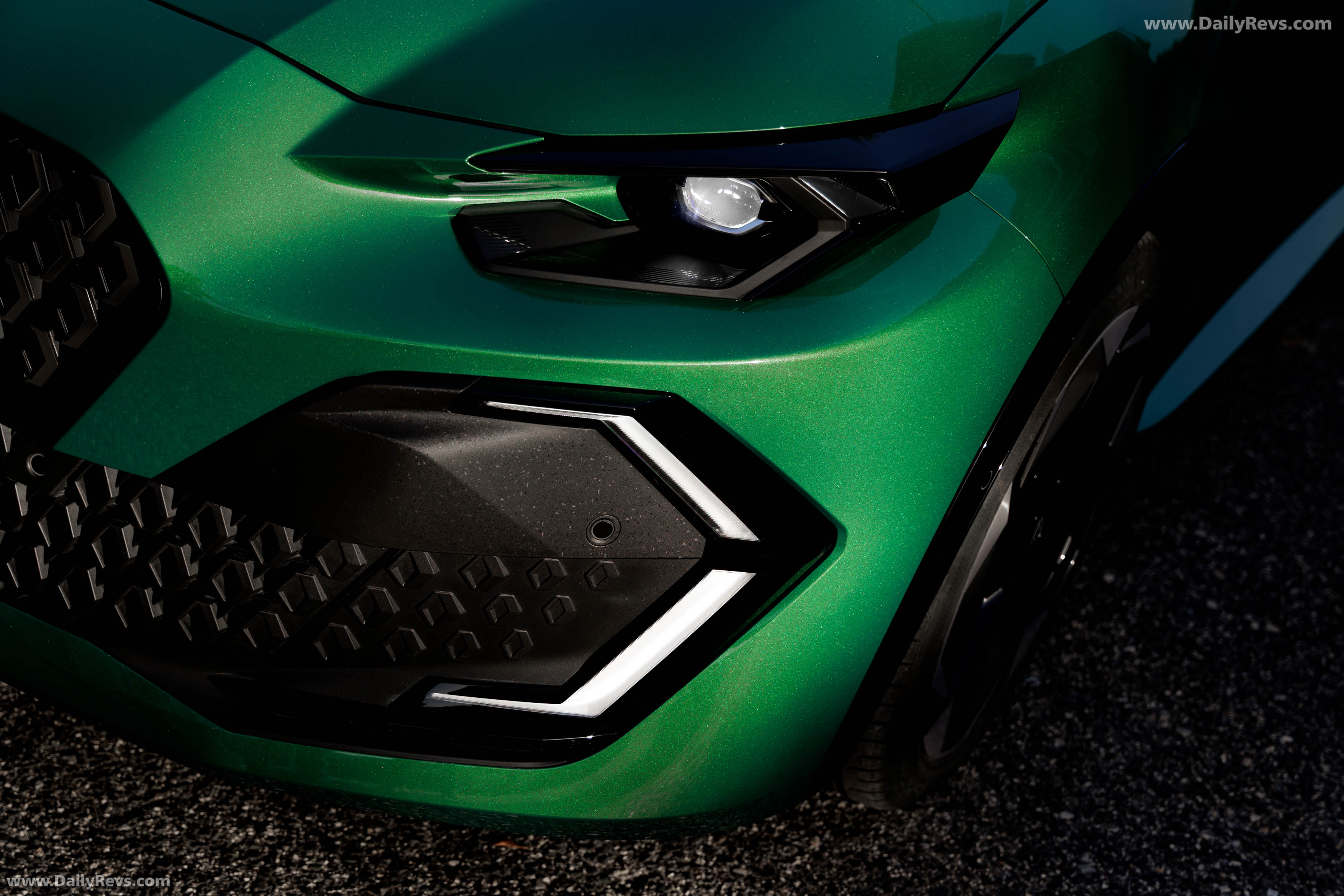 2025 Renault Clio E-Tech Techno Absolute Green Exterior