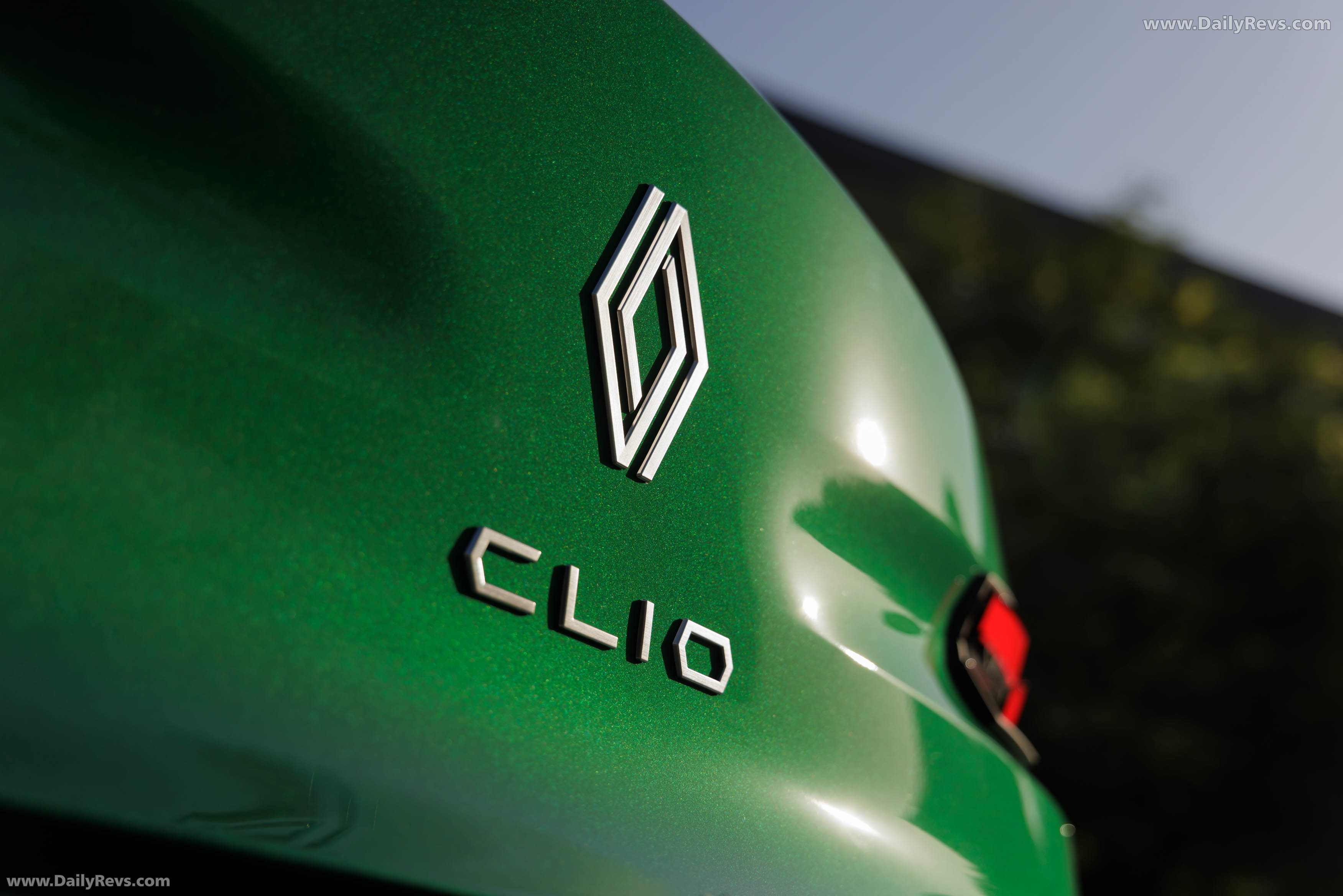 2025 Renault Clio E-Tech Techno Absolute Green Exterior