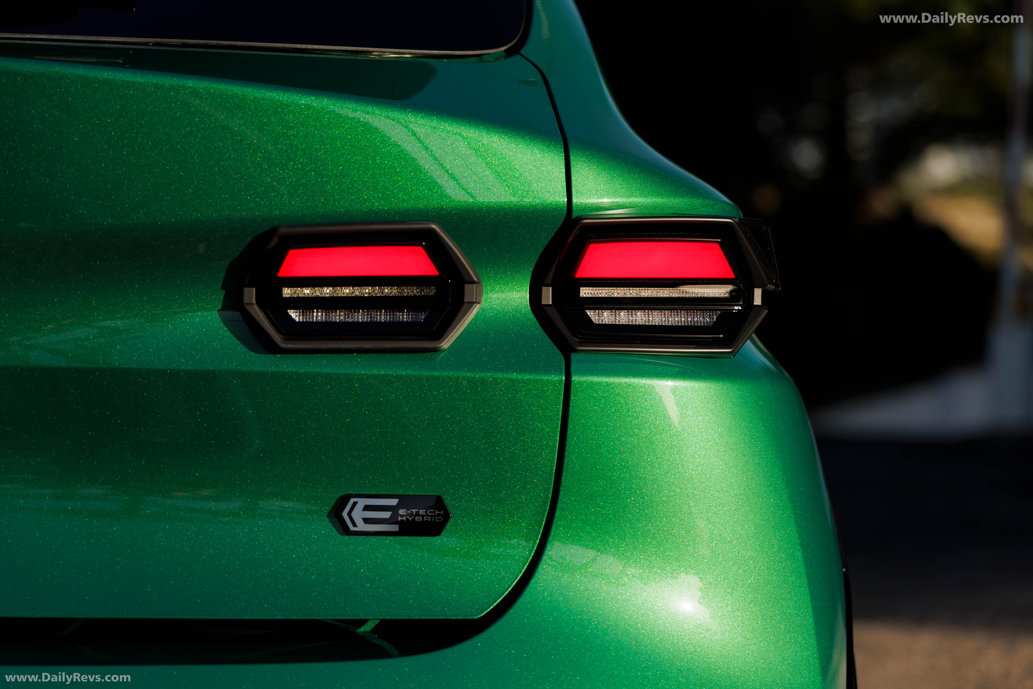 2025 Renault Clio E-Tech Techno Absolute Green Exterior