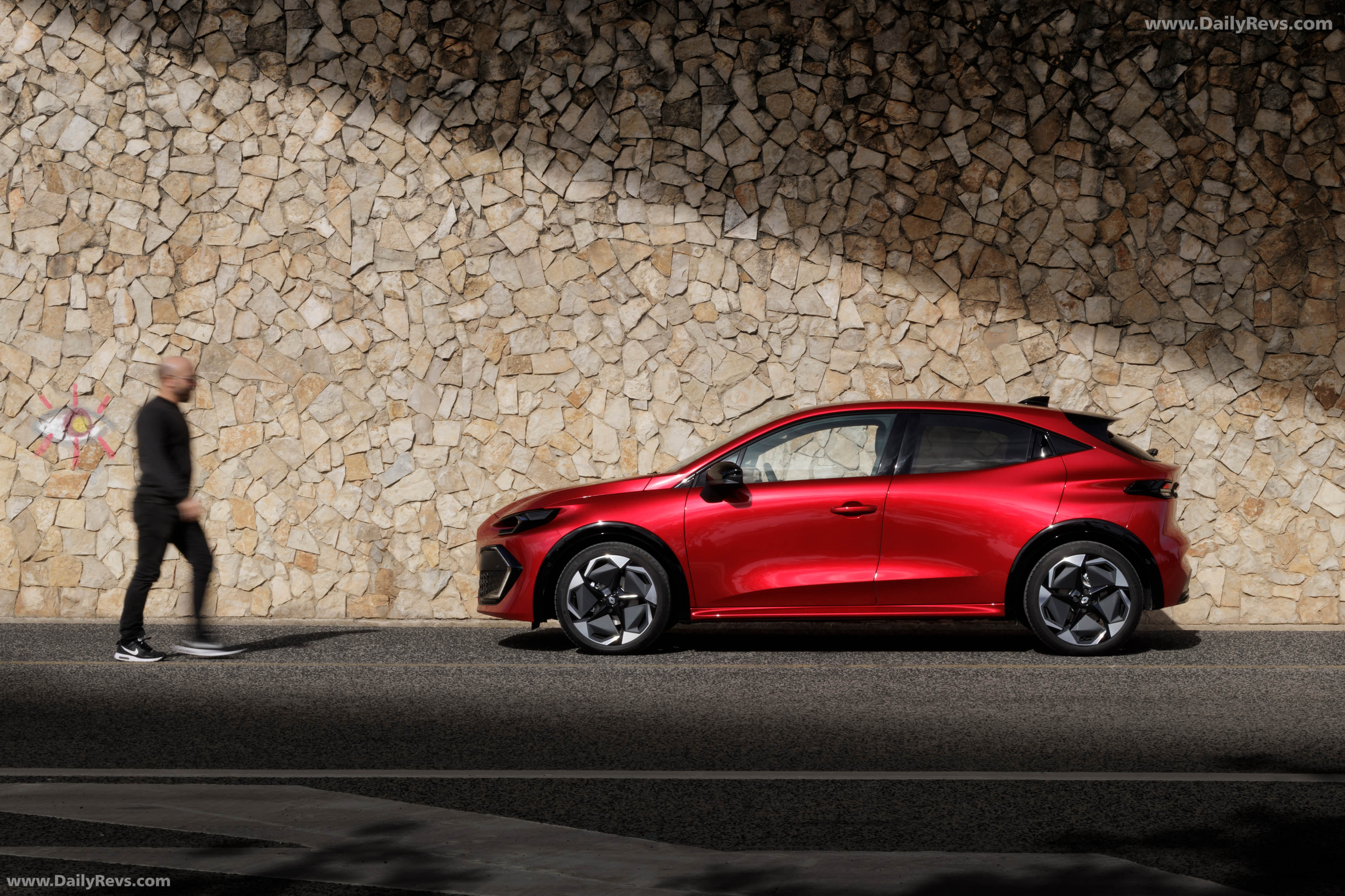 2026 Renault Clio E-Tech Techno Absolute Red Side View