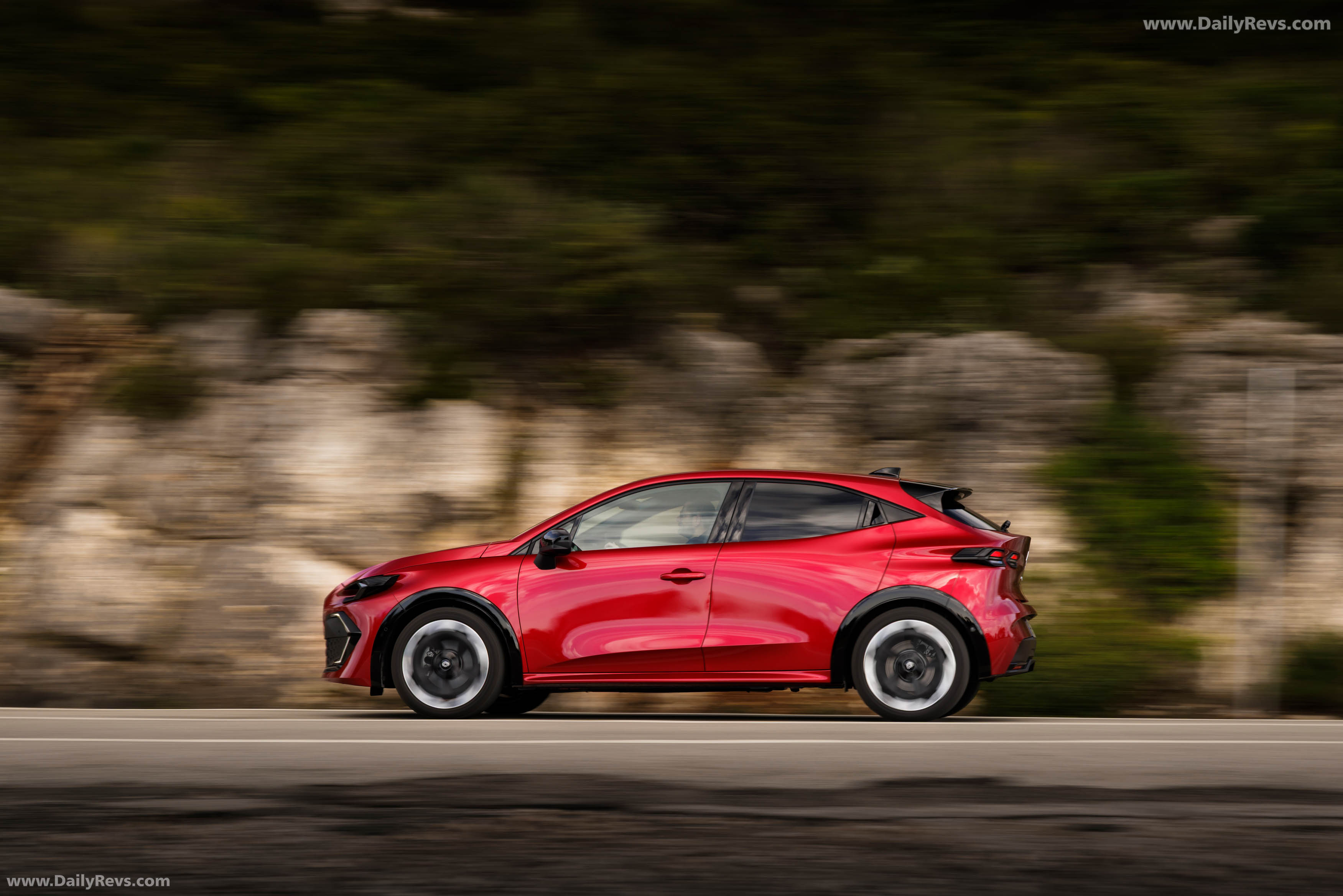 2026 Renault Clio E-Tech Techno Absolute Red Side View