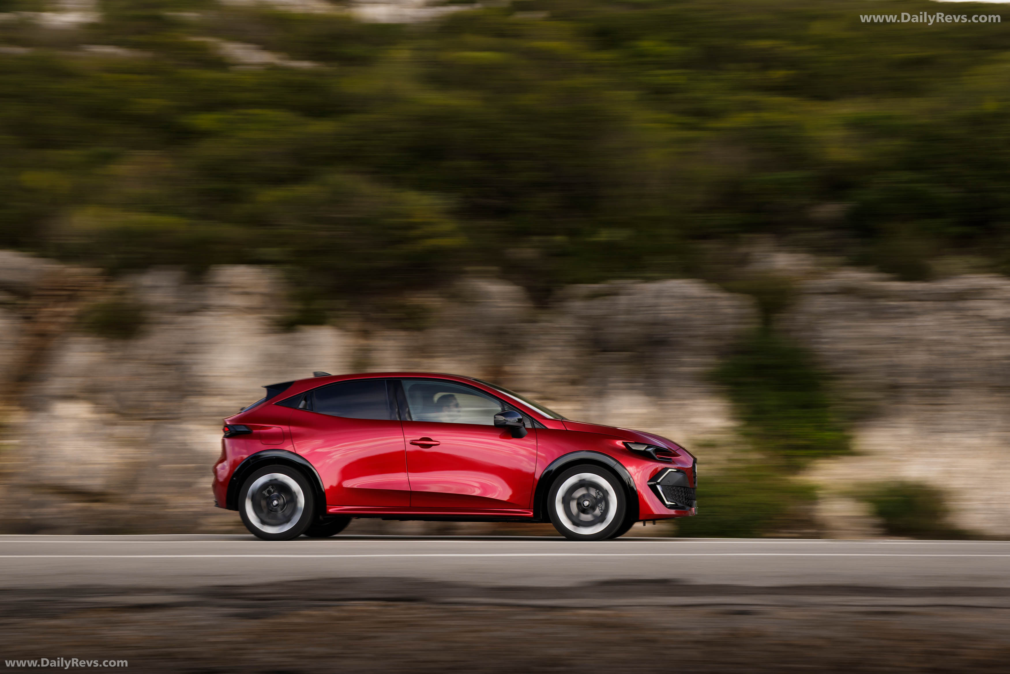 2026 Renault Clio E-Tech Techno Absolute Red Side View