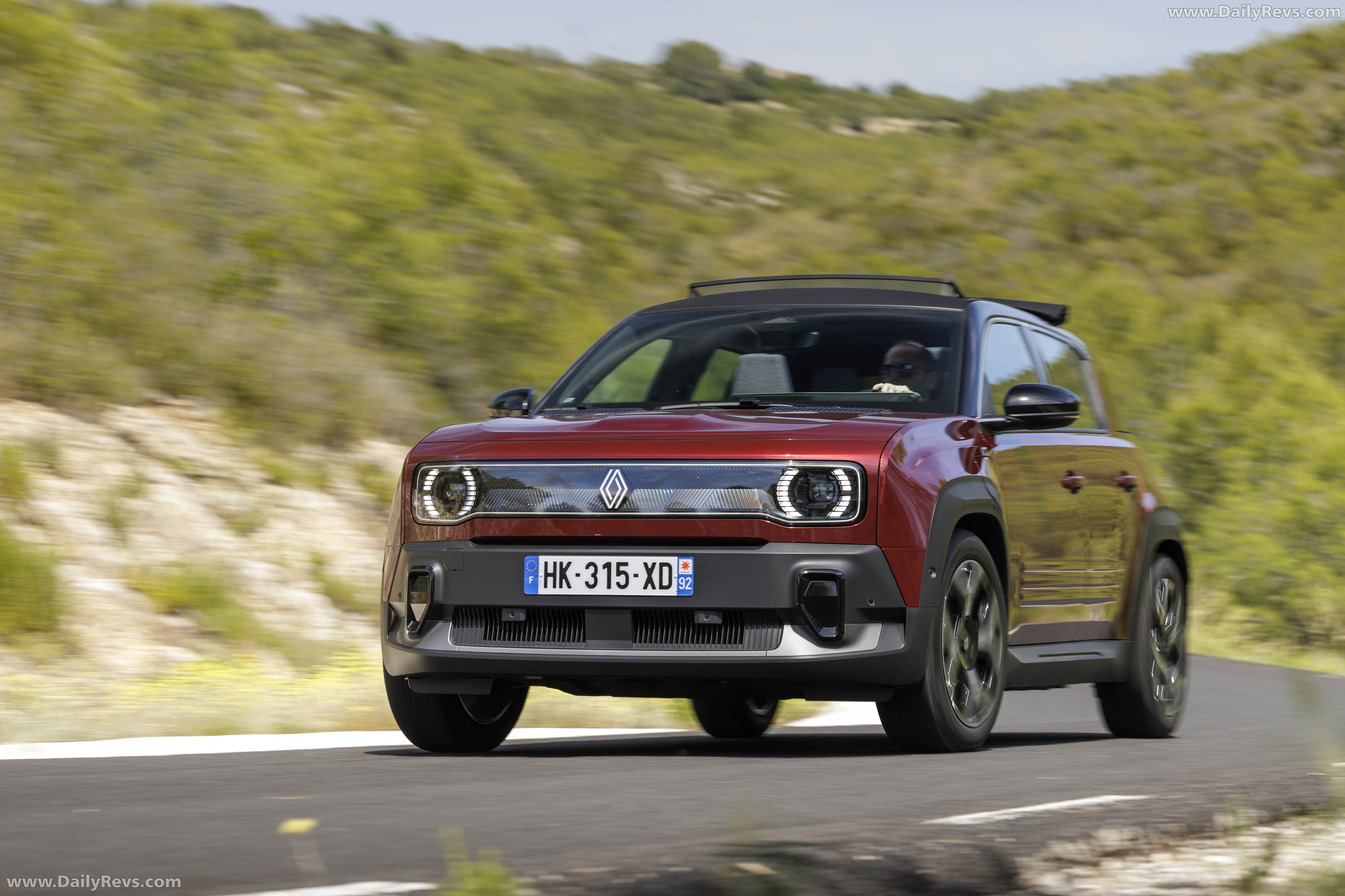 2026 Renault 4 E-Tech Plein Sud Techno Front View