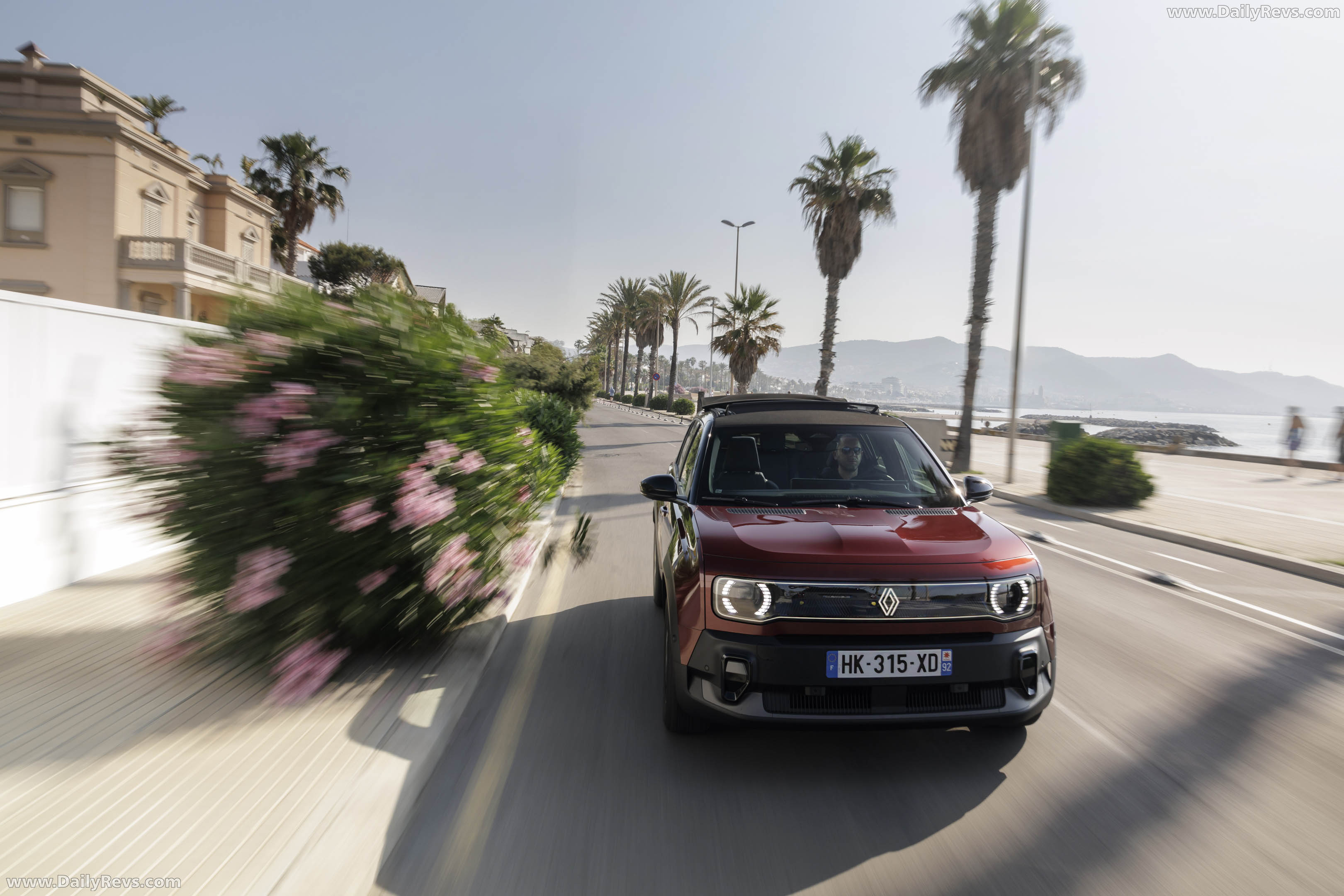 2026 Renault 4 E-Tech Plein Sud Techno Front View