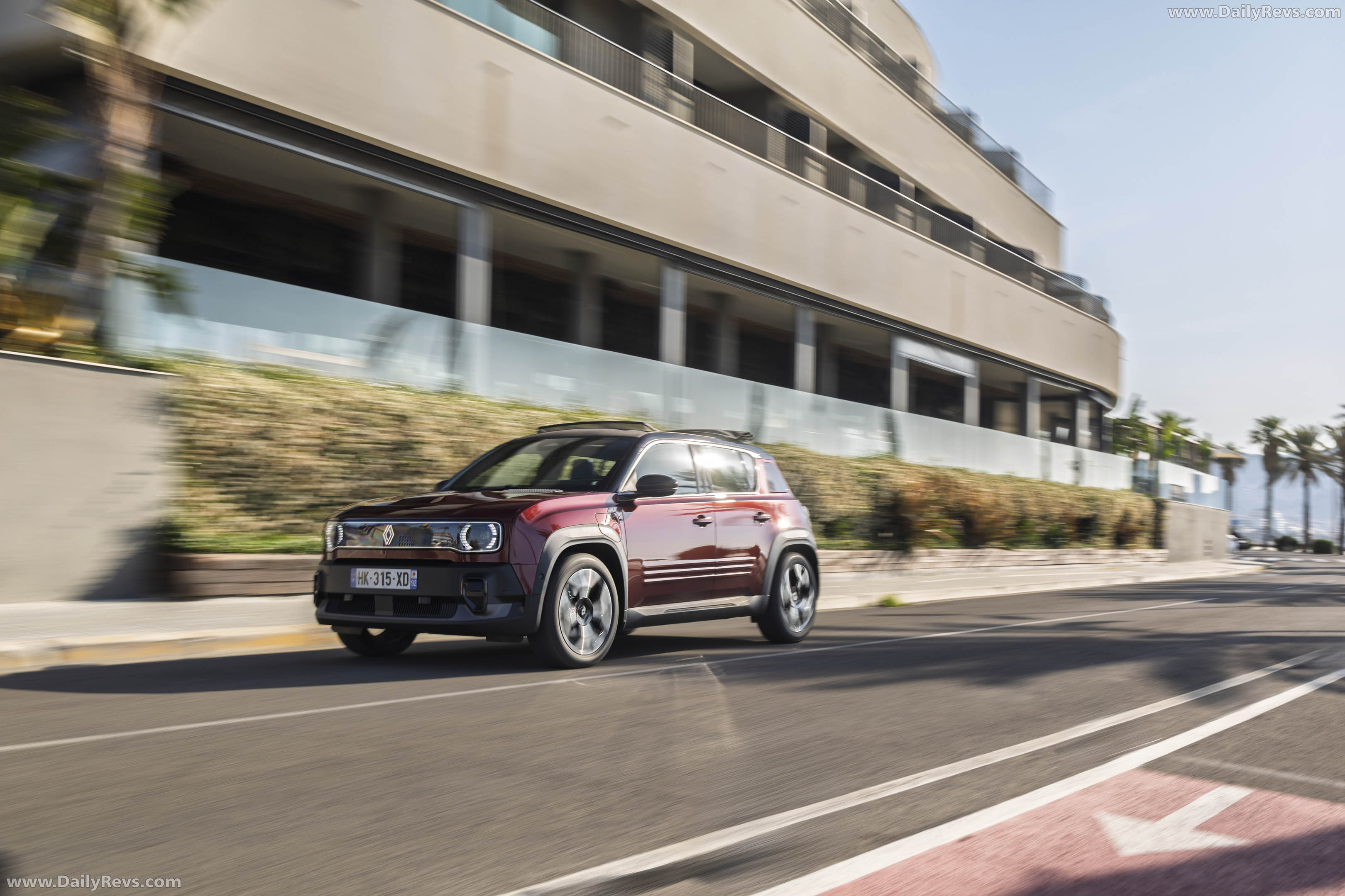 2026 Renault 4 E-Tech Plein Sud Techno Front View