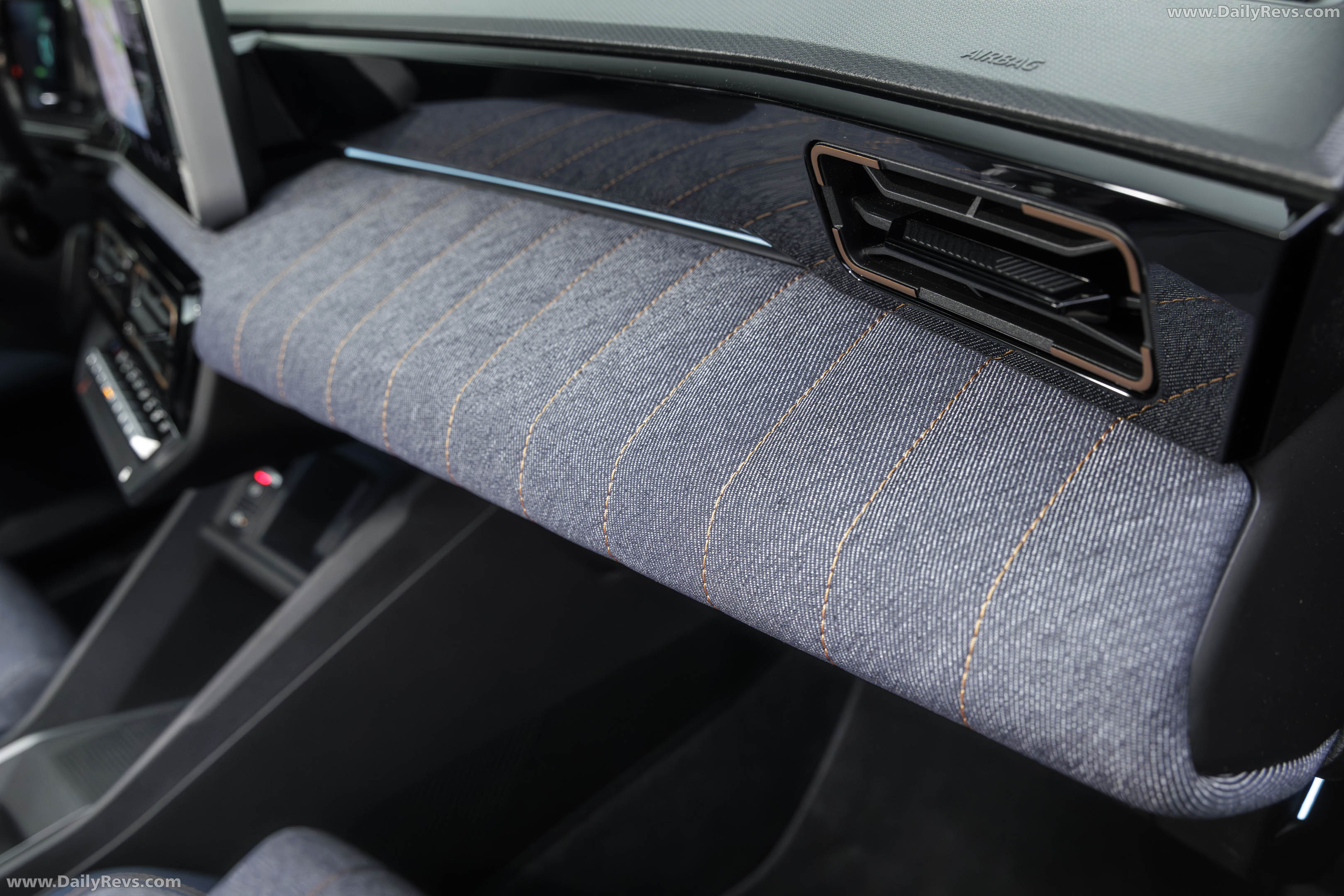 2026 Renault 4 E-Tech Plein Sud Techno Interior