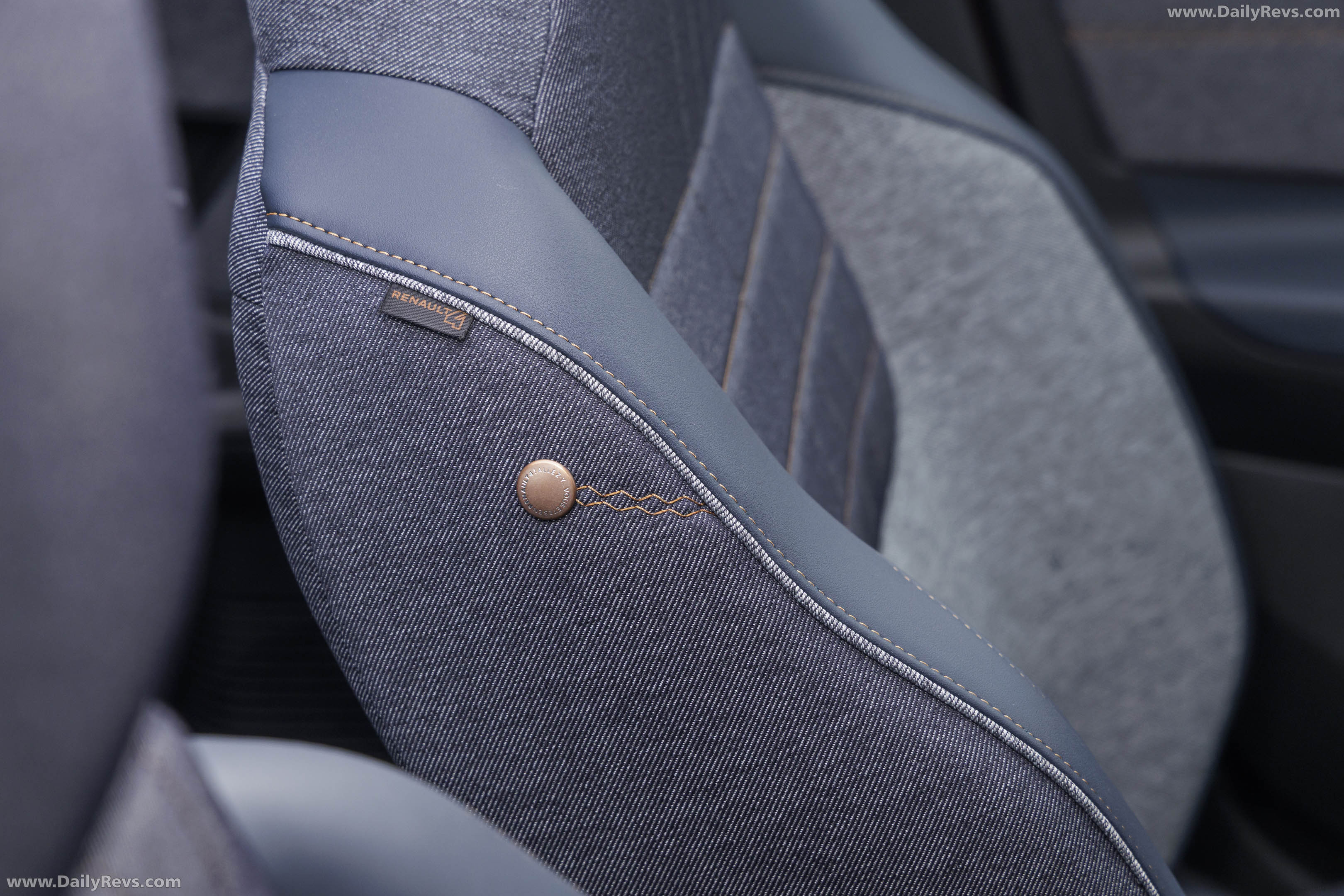 2026 Renault 4 E-Tech Plein Sud Techno Interior