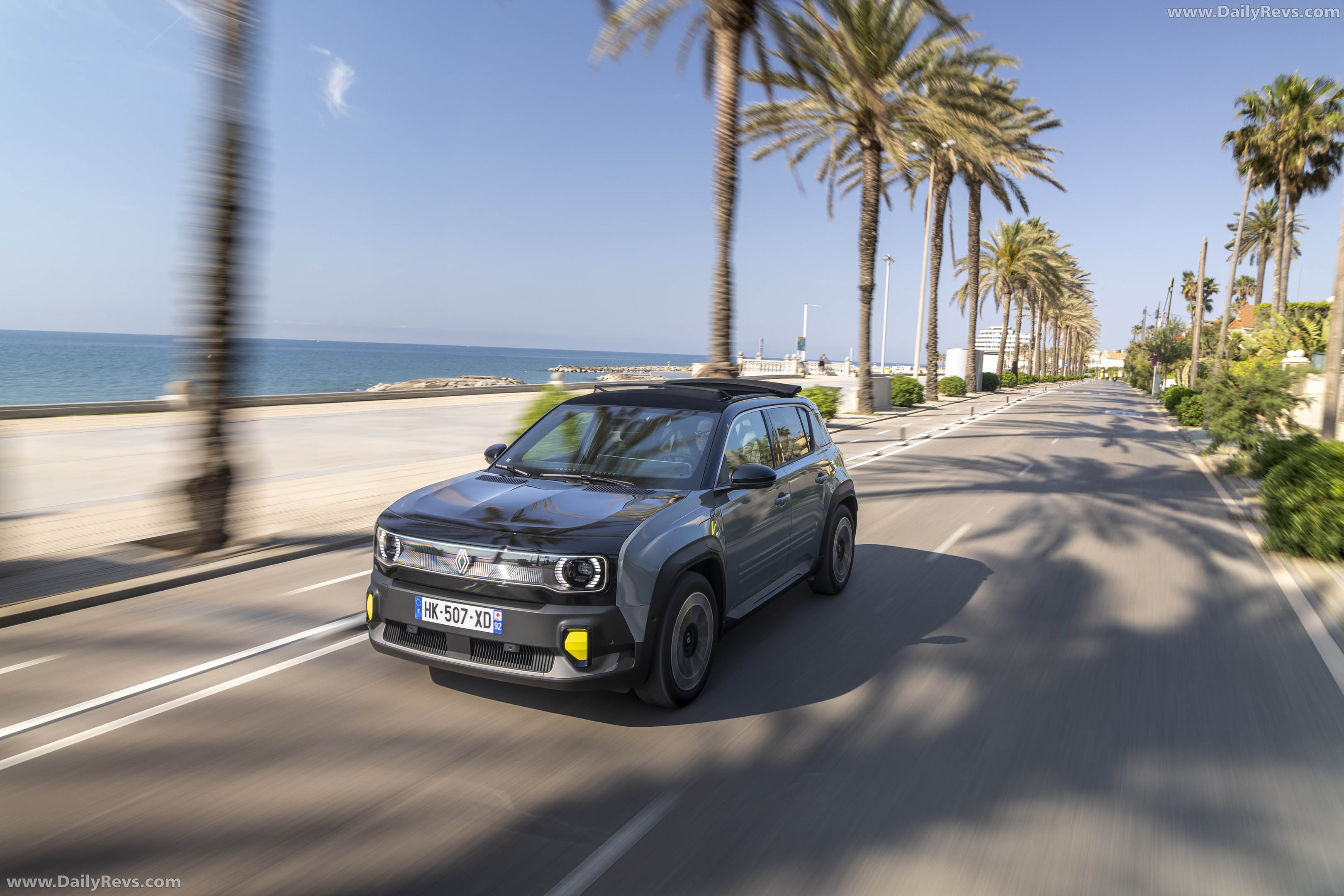 2026 Renault 4 E-Tech Plein Sud Iconic Front View
