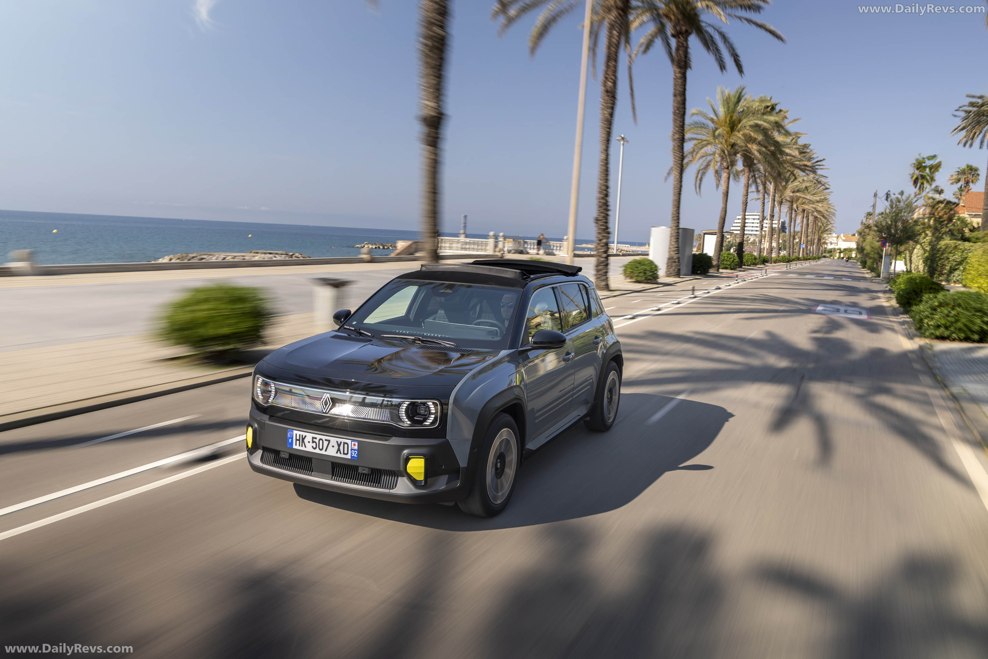 2026 Renault 4 E-Tech Plein Sud Iconic Front View