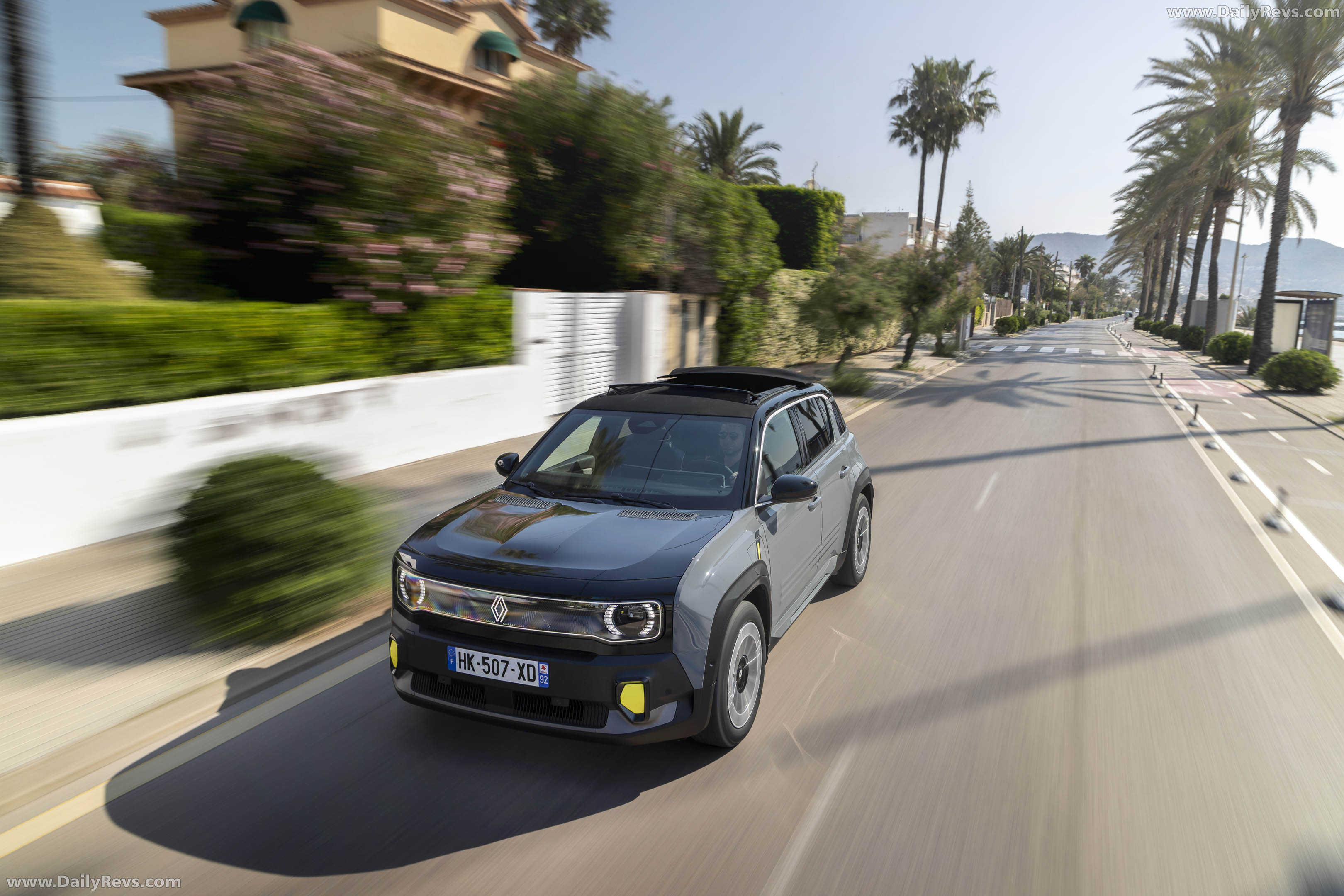 2026 Renault 4 E-Tech Plein Sud Iconic Front View