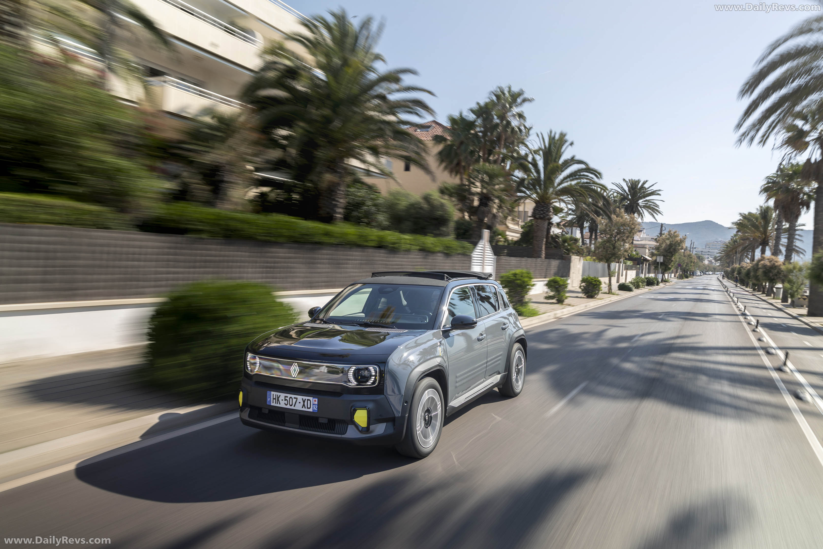 2026 Renault 4 E-Tech Plein Sud Iconic Front View