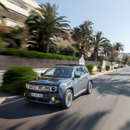 2026 Renault 4 E-Tech Plein Sud Iconic Front View