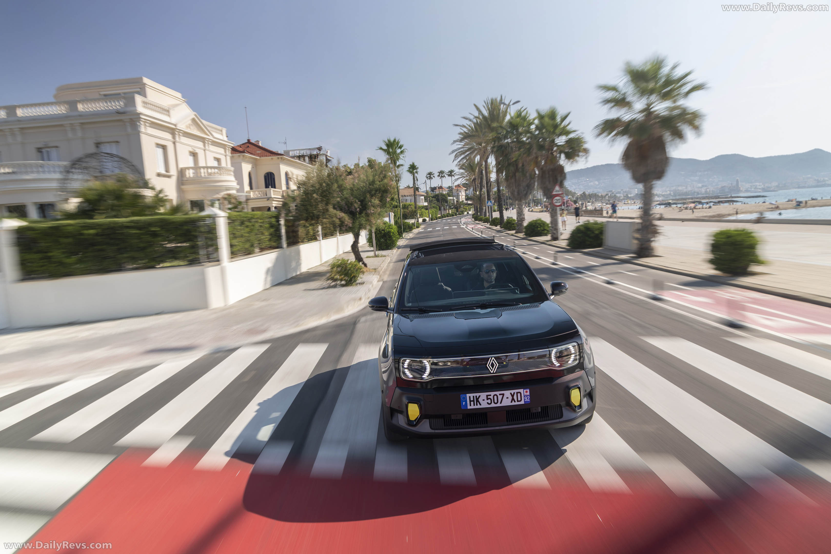 2026 Renault 4 E-Tech Plein Sud Iconic Front View