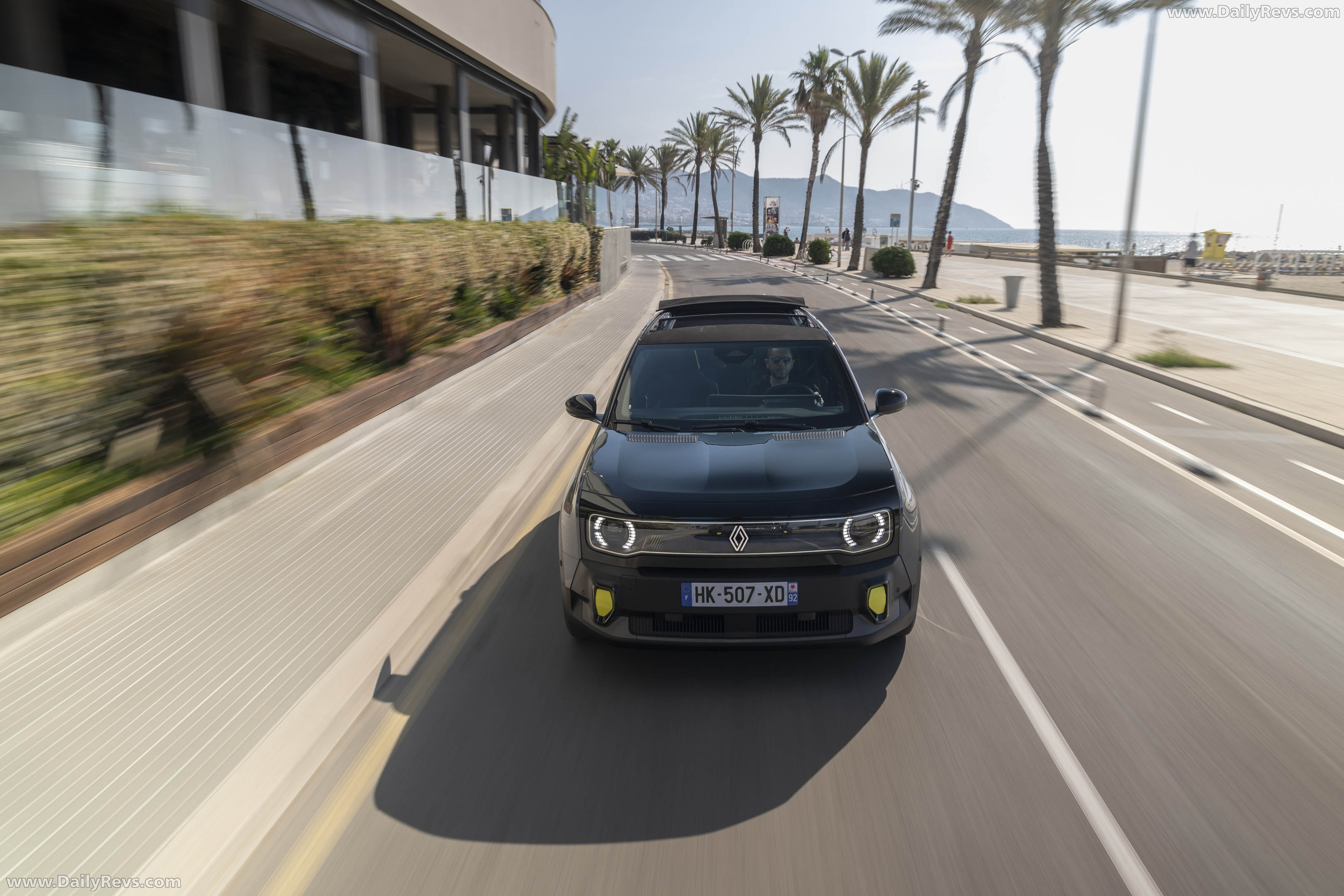 2026 Renault 4 E-Tech Plein Sud Iconic Front View