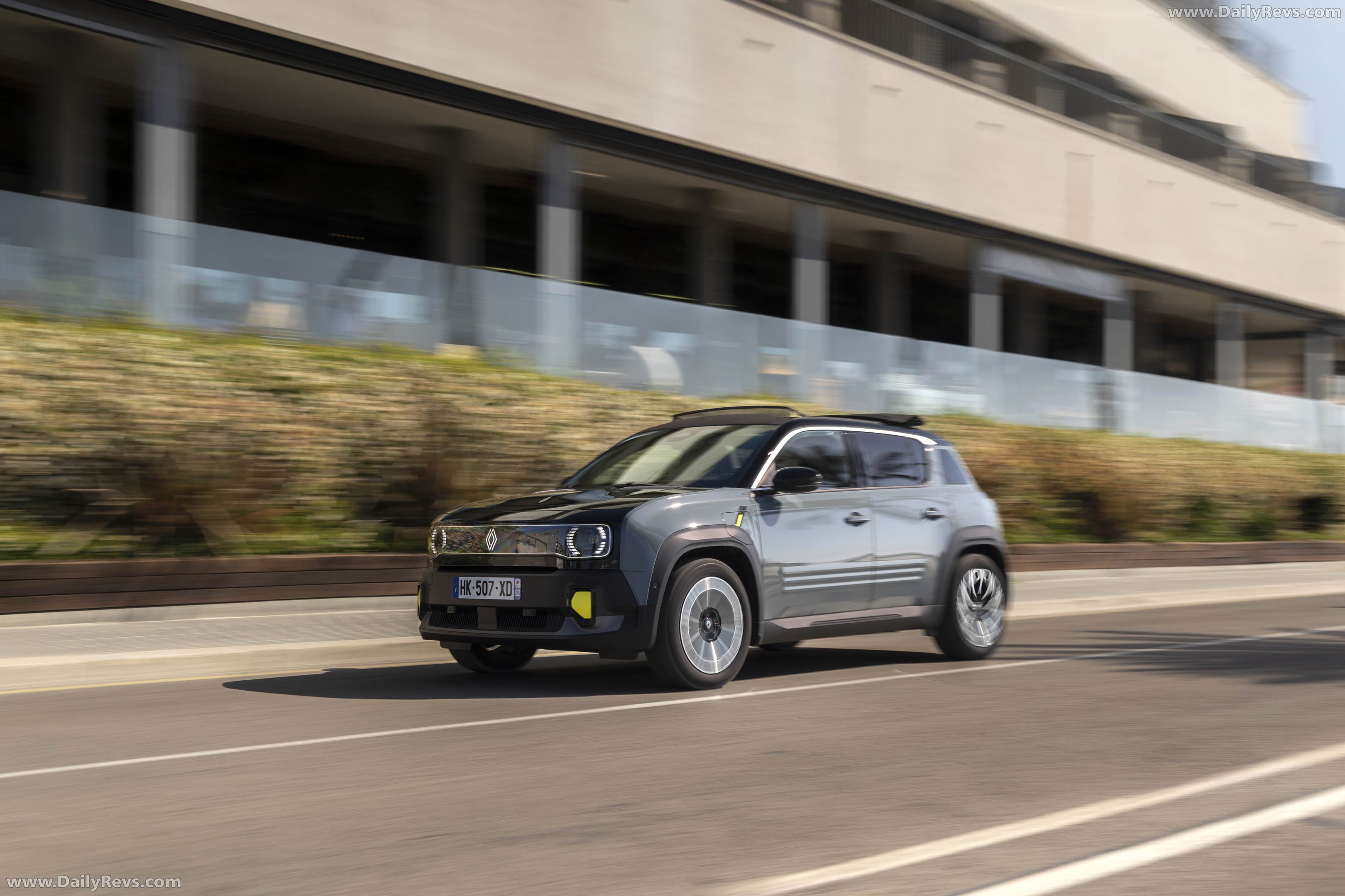 2026 Renault 4 E-Tech Plein Sud Iconic Front View