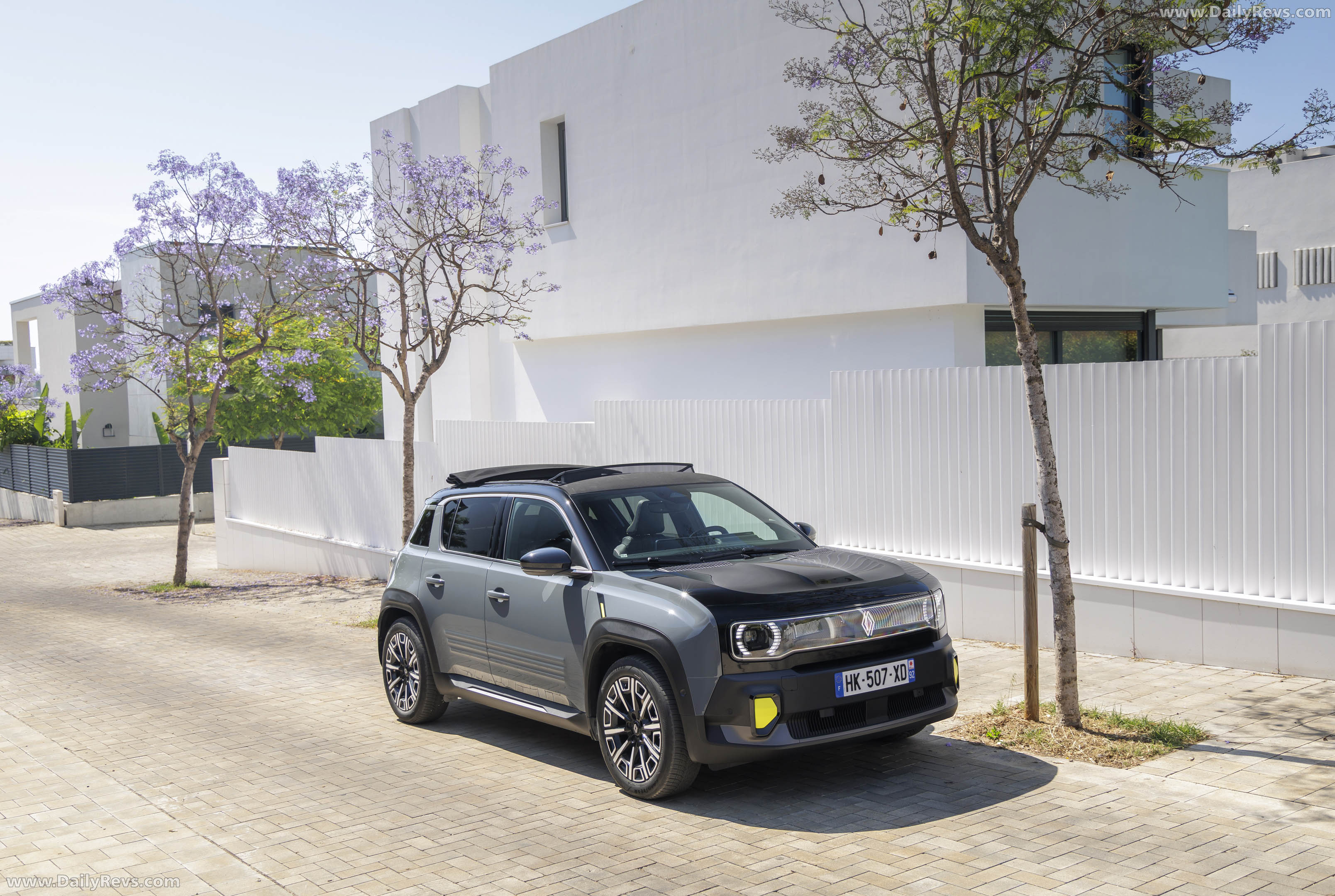 2026 Renault 4 E-Tech Plein Sud Iconic Front View