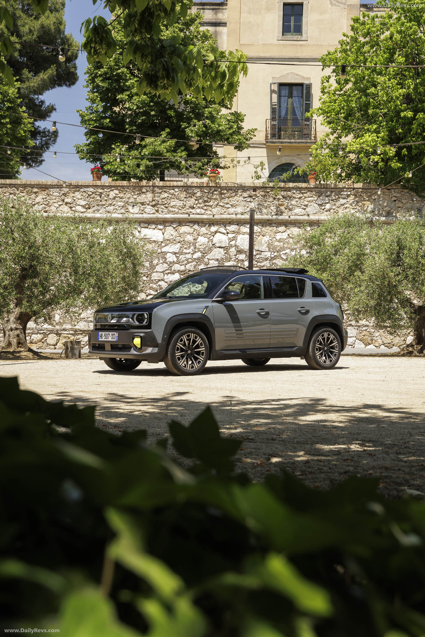 2026 Renault 4 E-Tech Plein Sud Iconic Front View
