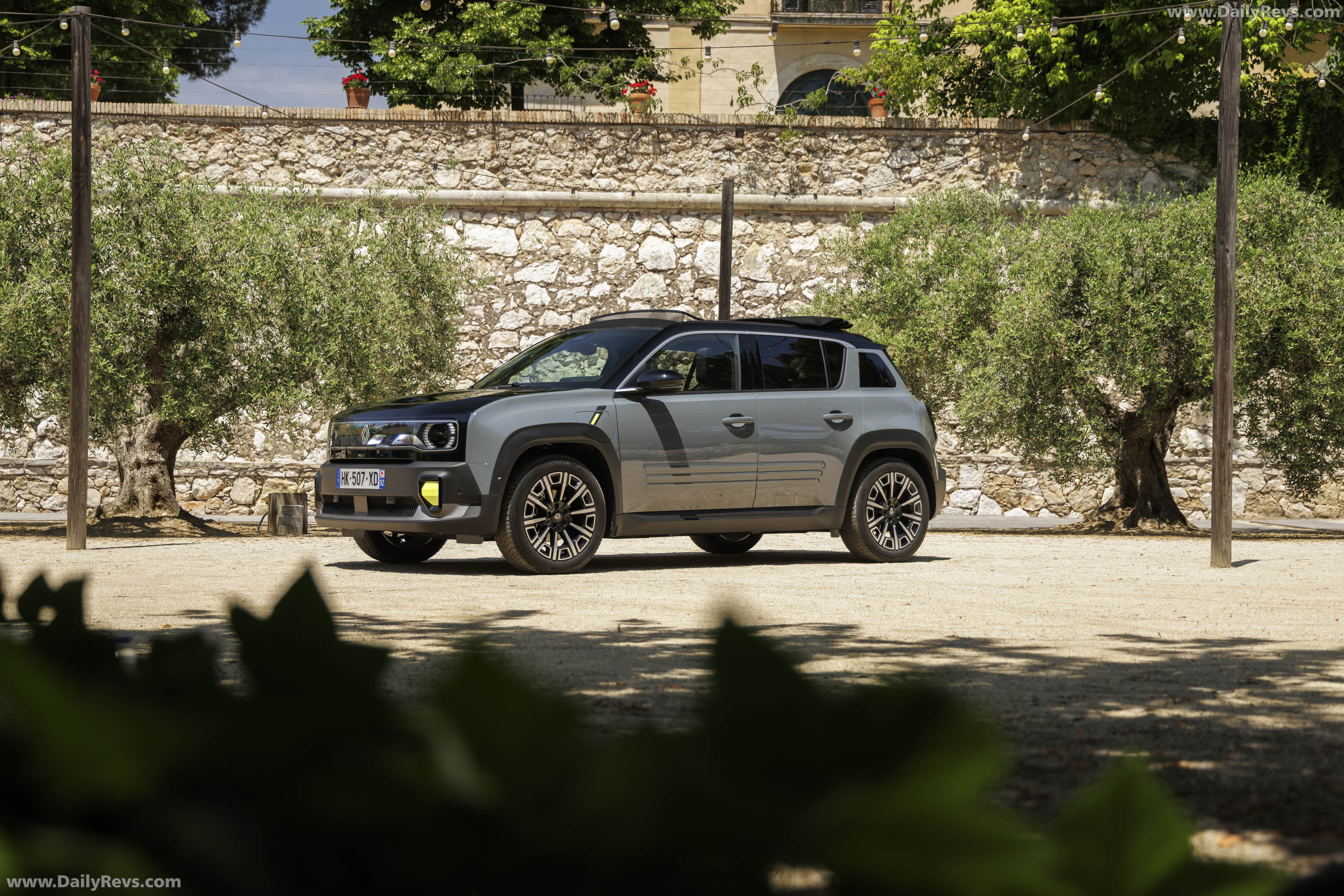 2026 Renault 4 E-Tech Plein Sud Iconic Front View