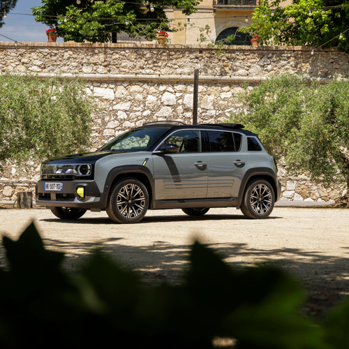 2026 Renault 4 E-Tech Plein Sud Iconic Front View