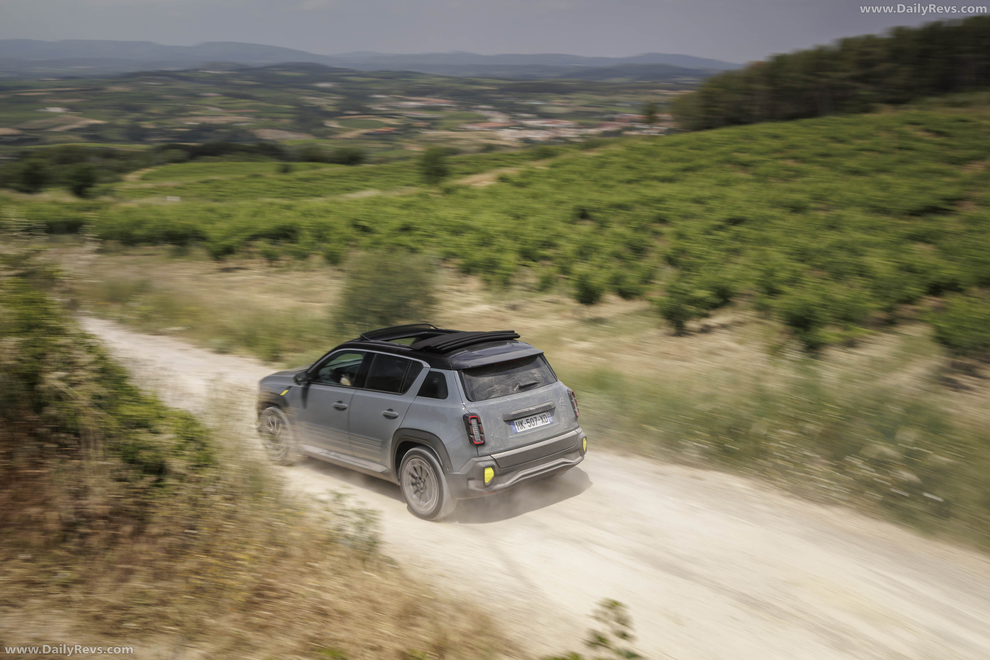 2026 Renault 4 E-Tech Plein Sud Iconic Rear View