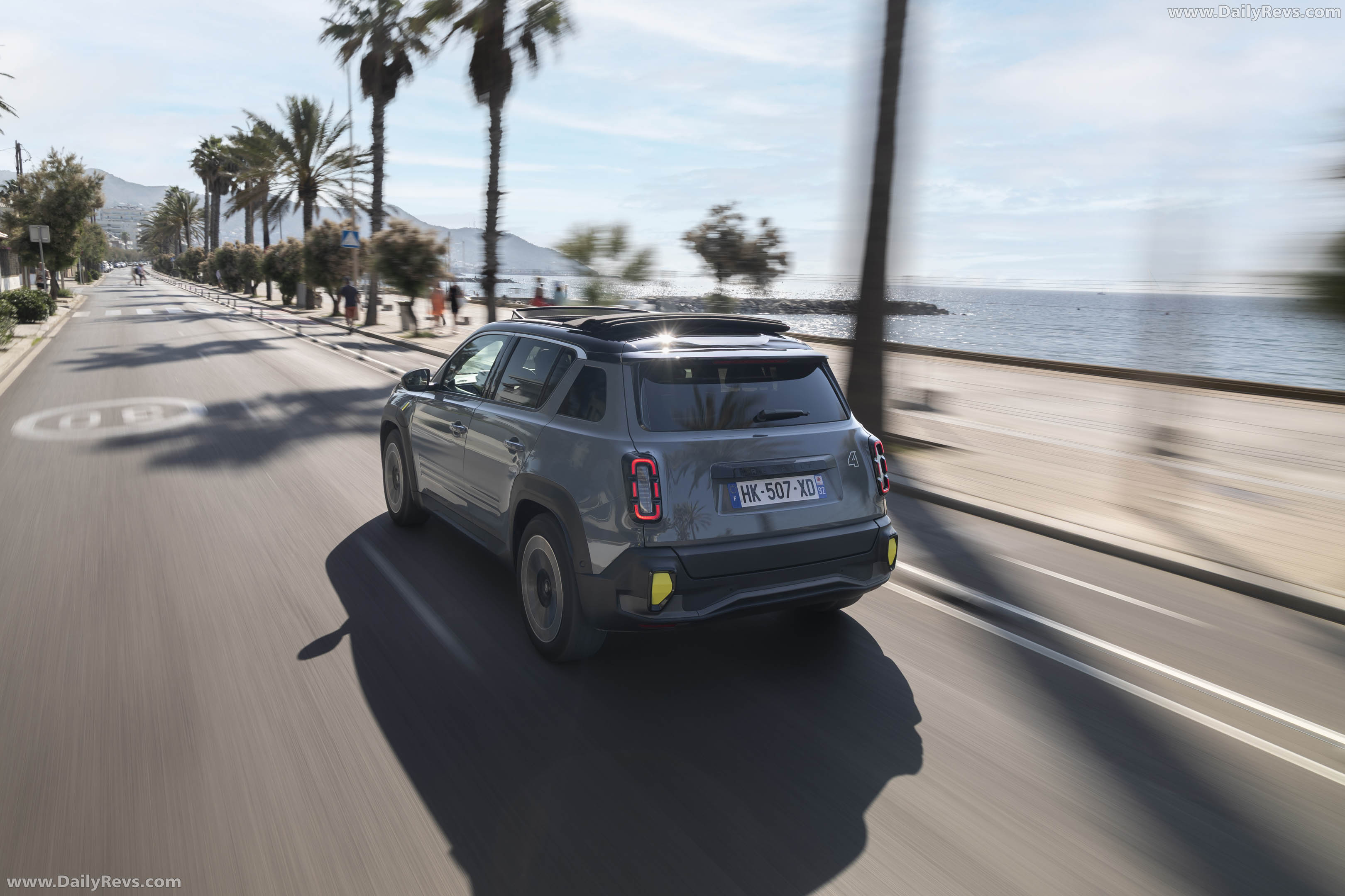 2026 Renault 4 E-Tech Plein Sud Iconic Rear View