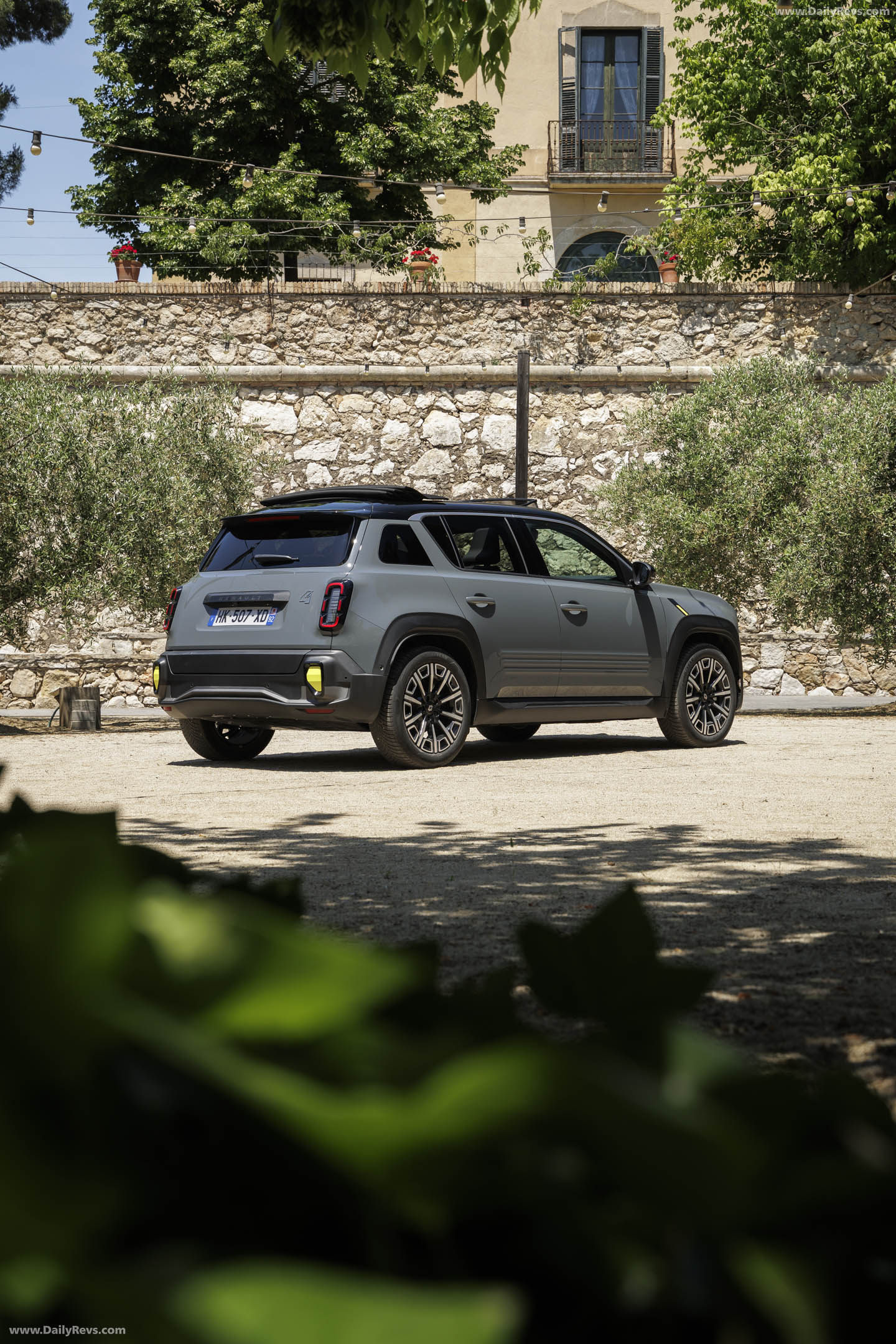 2026 Renault 4 E-Tech Plein Sud Iconic Rear View