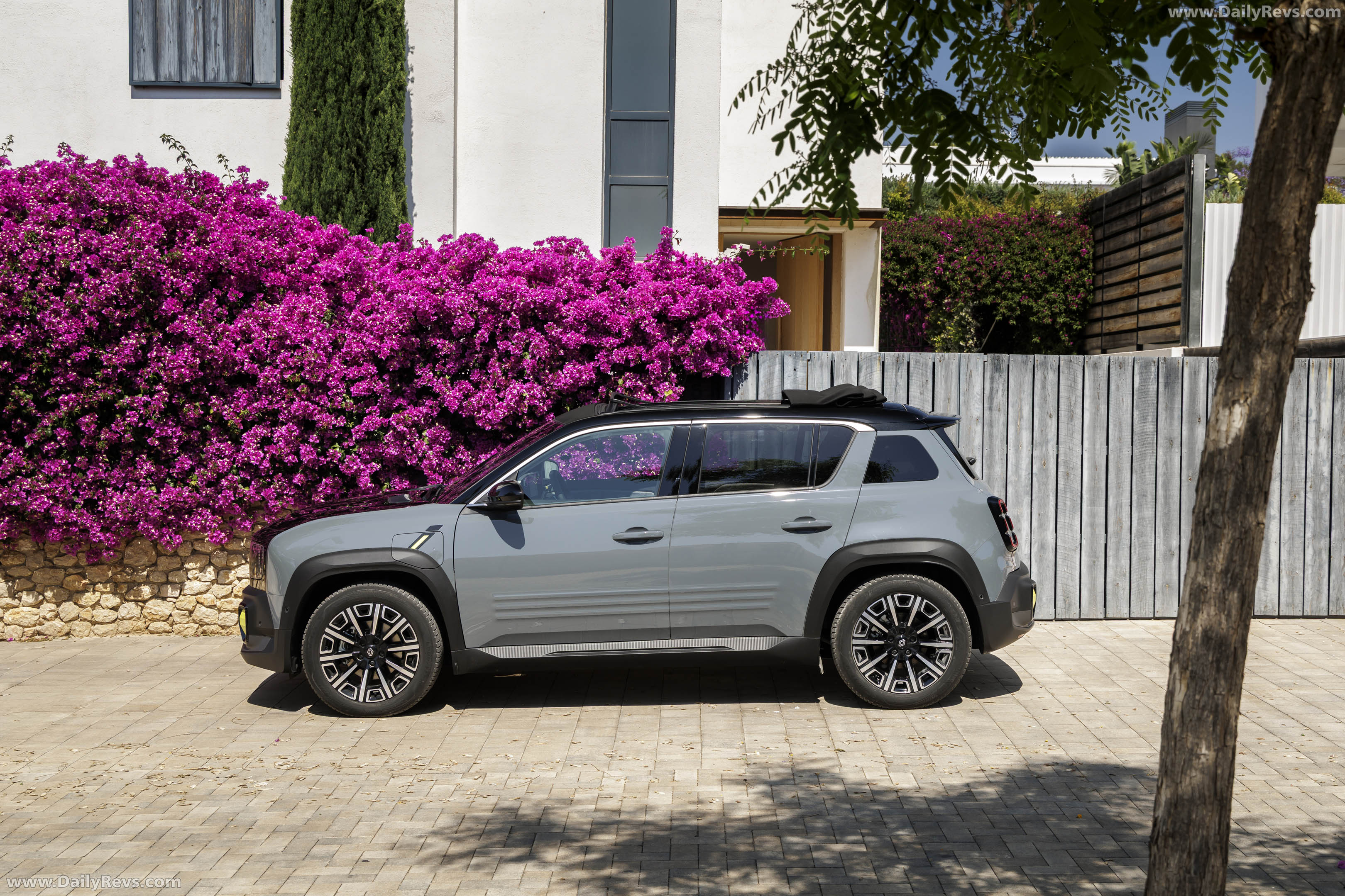 2026 Renault 4 E-Tech Plein Sud Iconic Side View