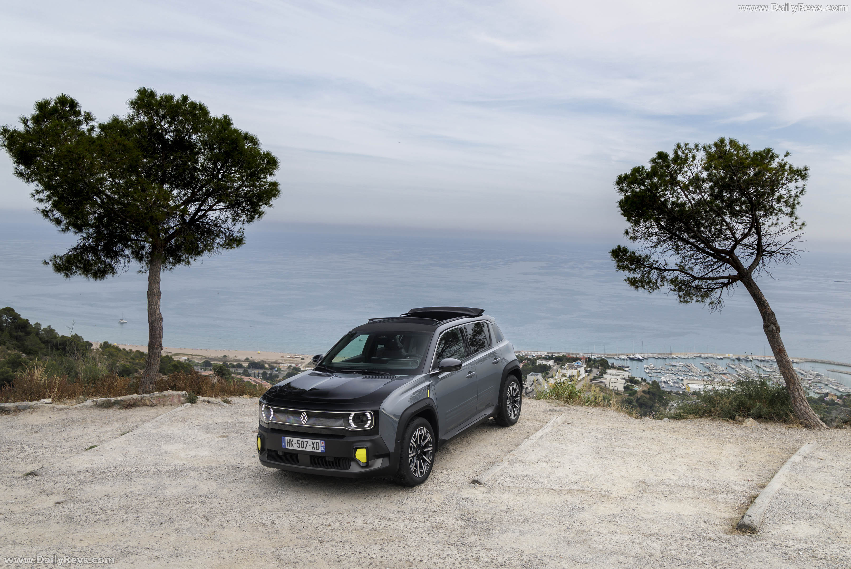 2026 Renault 4 E-Tech Plein Sud Iconic Side View