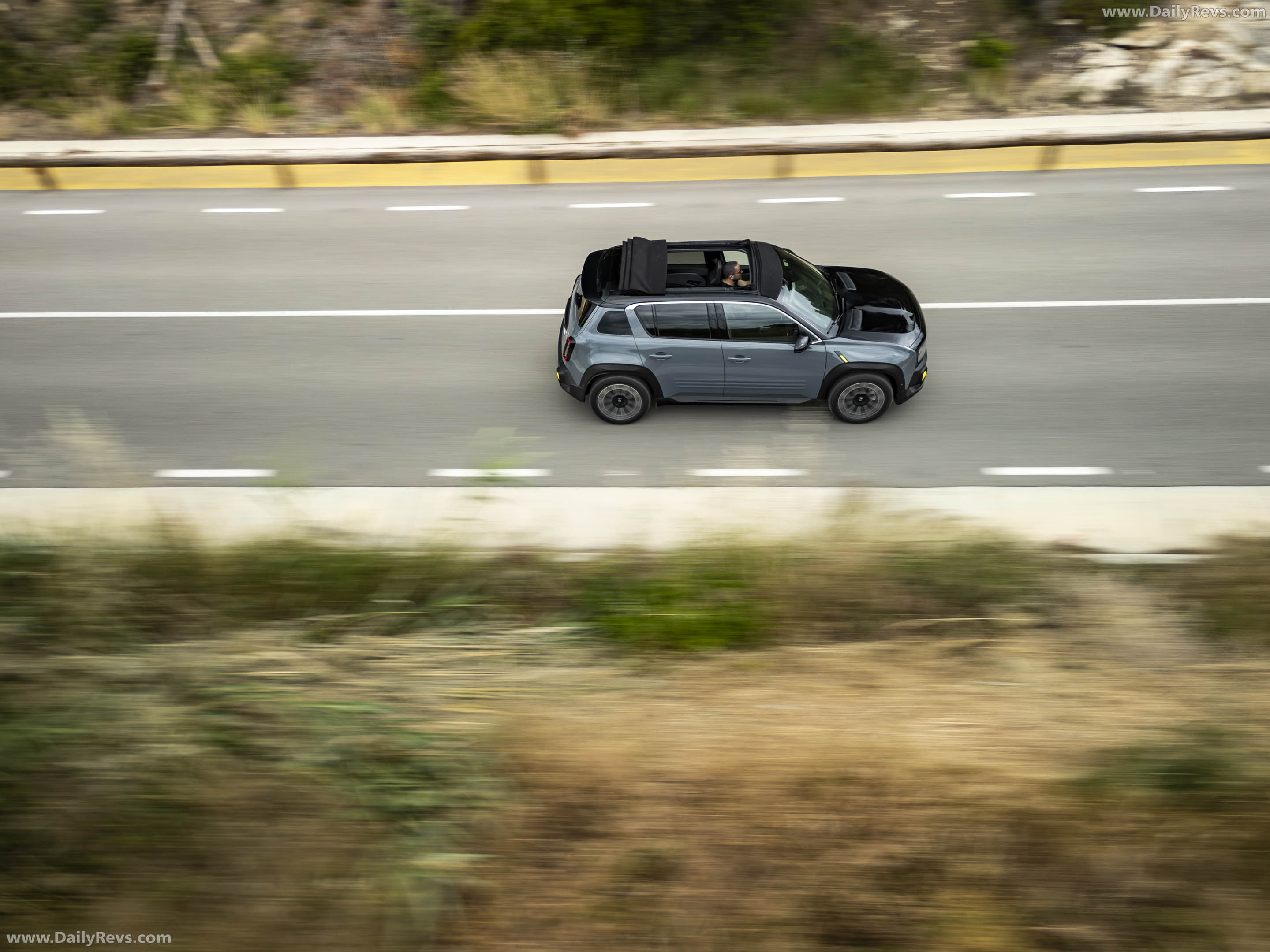 2026 Renault 4 E-Tech Plein Sud Iconic Side View