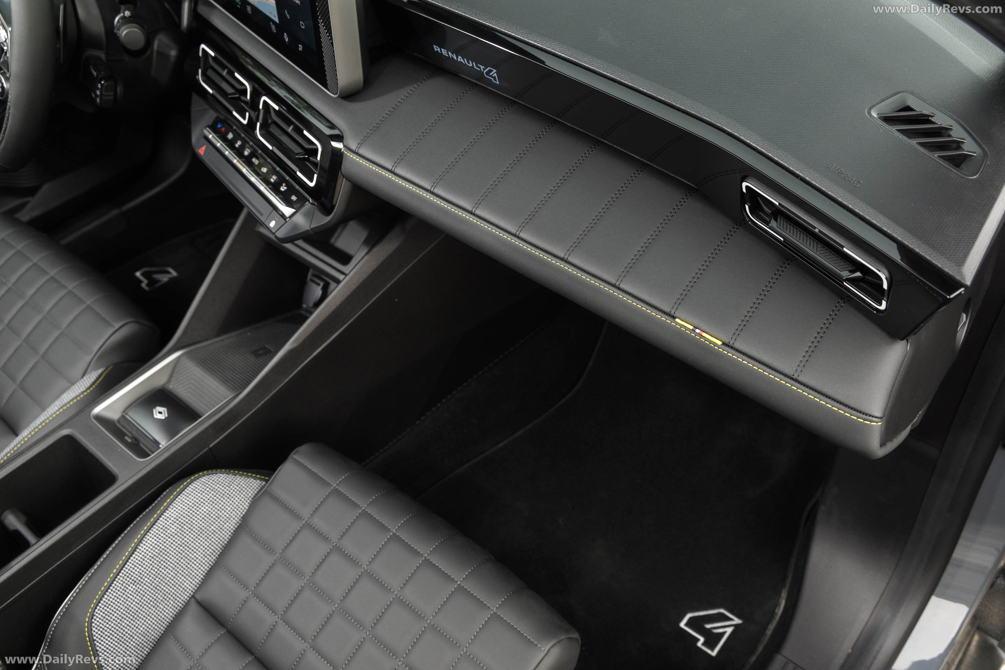 2026 Renault 4 E-Tech Plein Sud Iconic Interior
