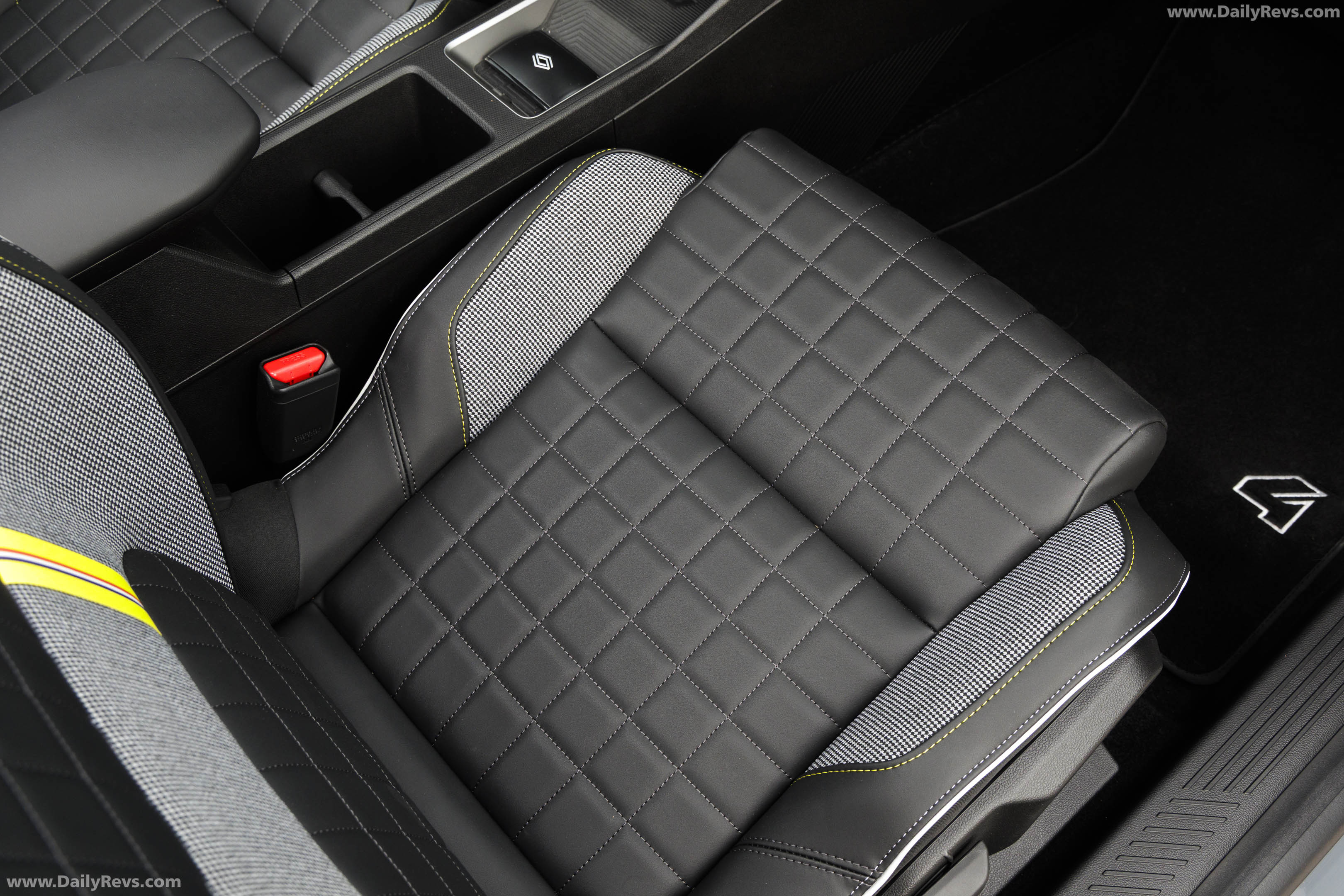 2026 Renault 4 E-Tech Plein Sud Iconic Interior