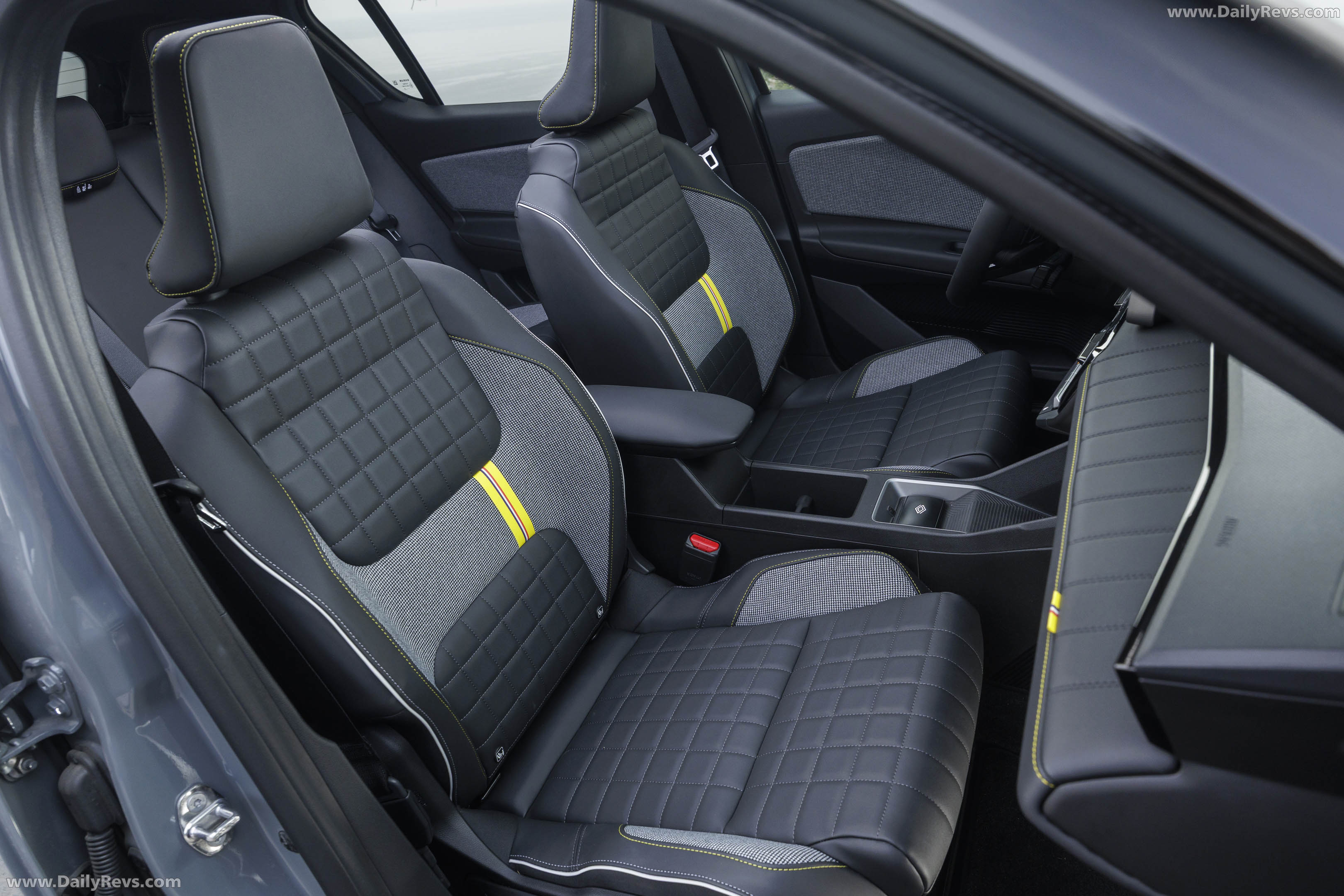 2026 Renault 4 E-Tech Plein Sud Iconic Interior