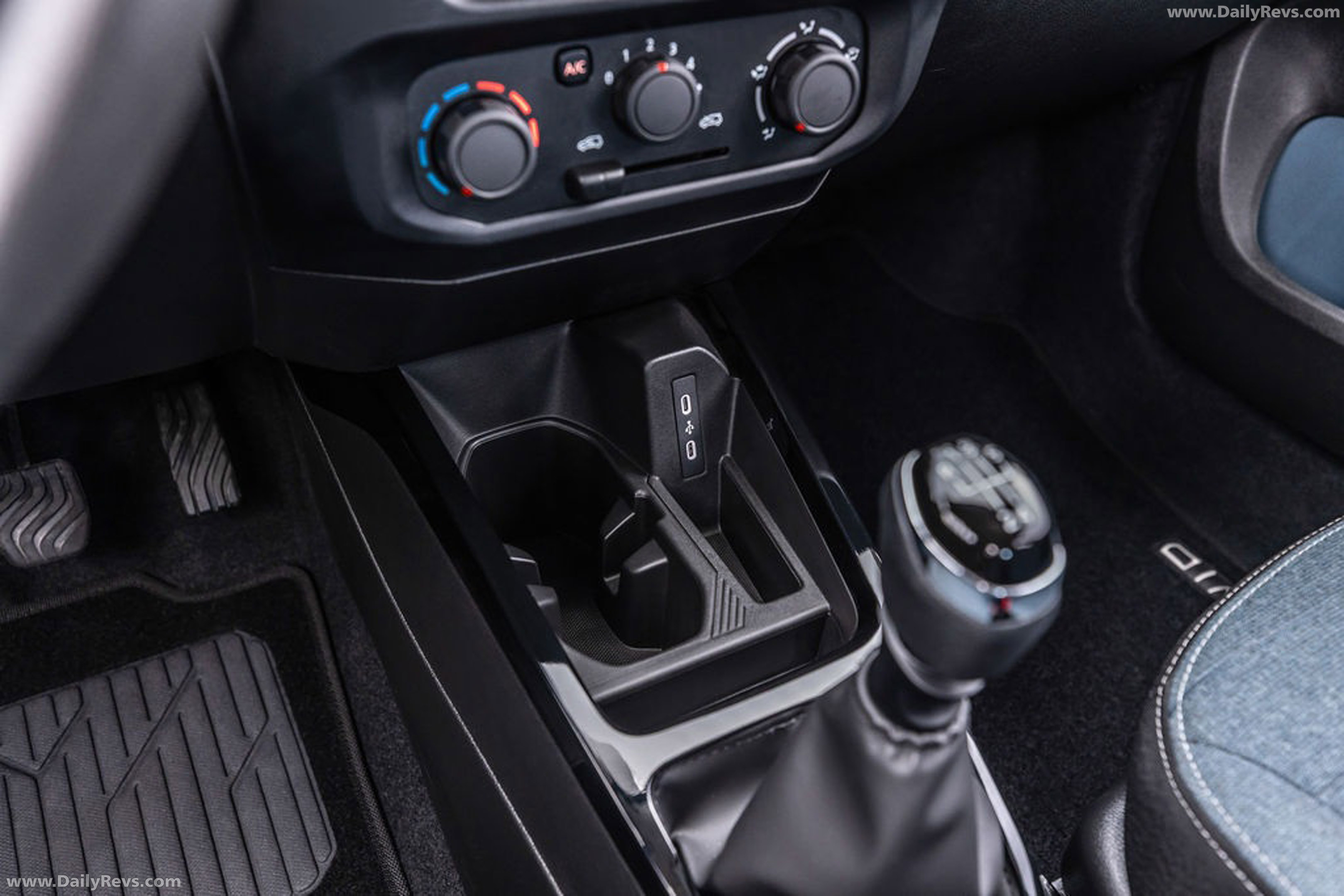 2027 Renault Kwid Techno Interior