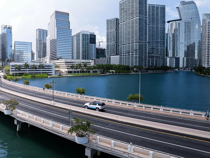 2025 Rivian R1S Miami Top View