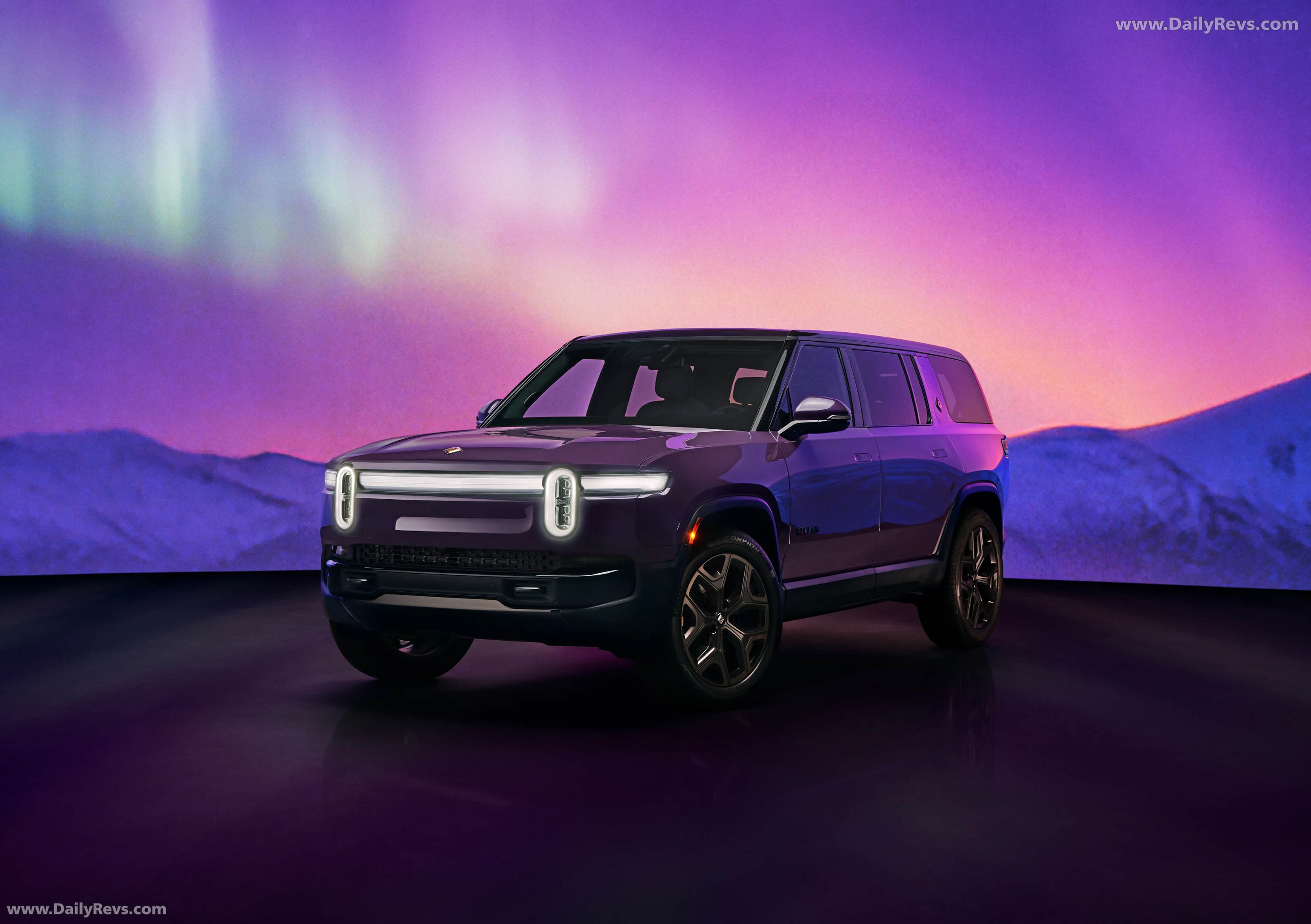 2025 Rivian R1S Borealis Front View