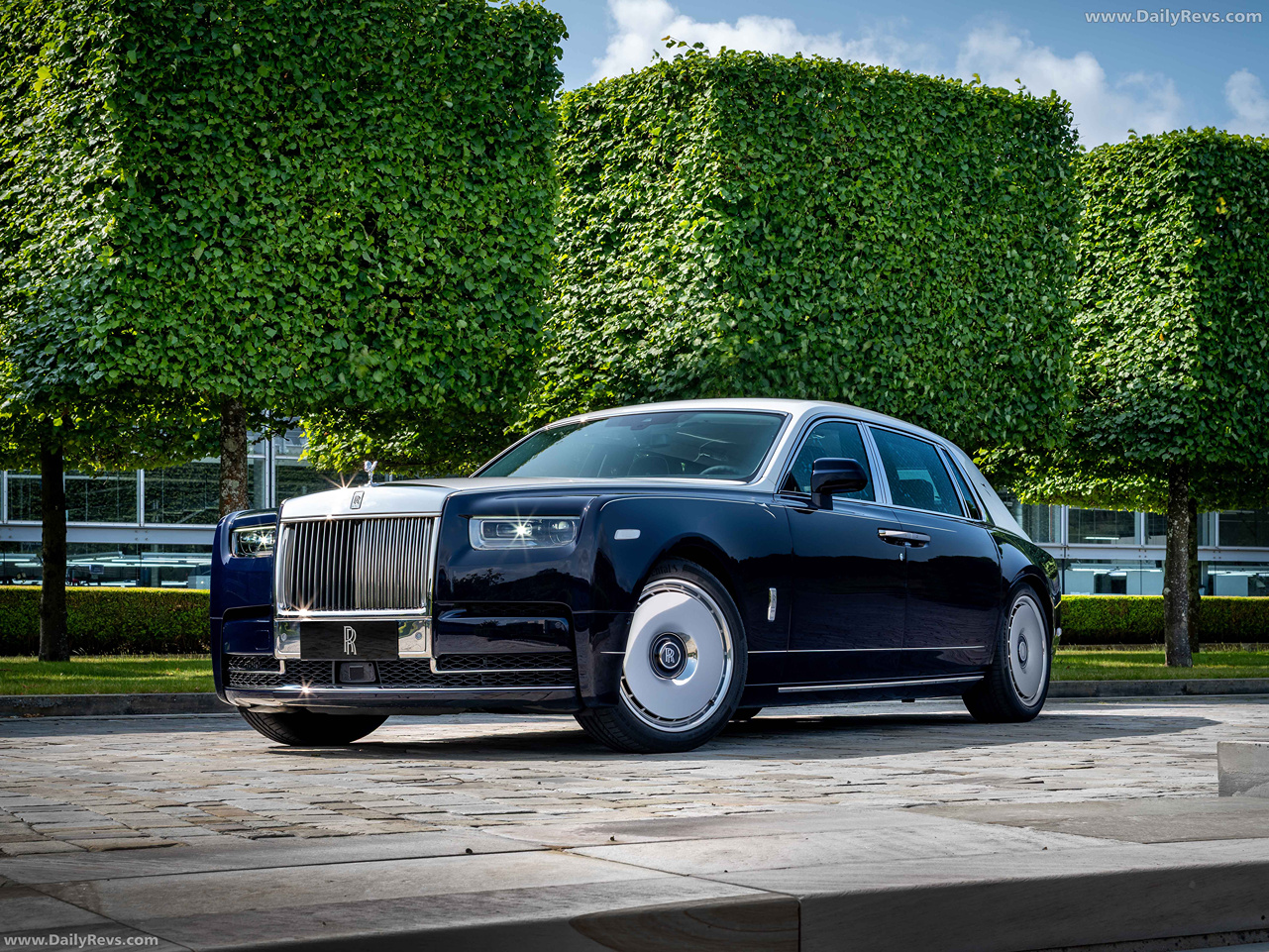 2026 Rolls-Royce Phantom Extended Chinese Mural Art Front View